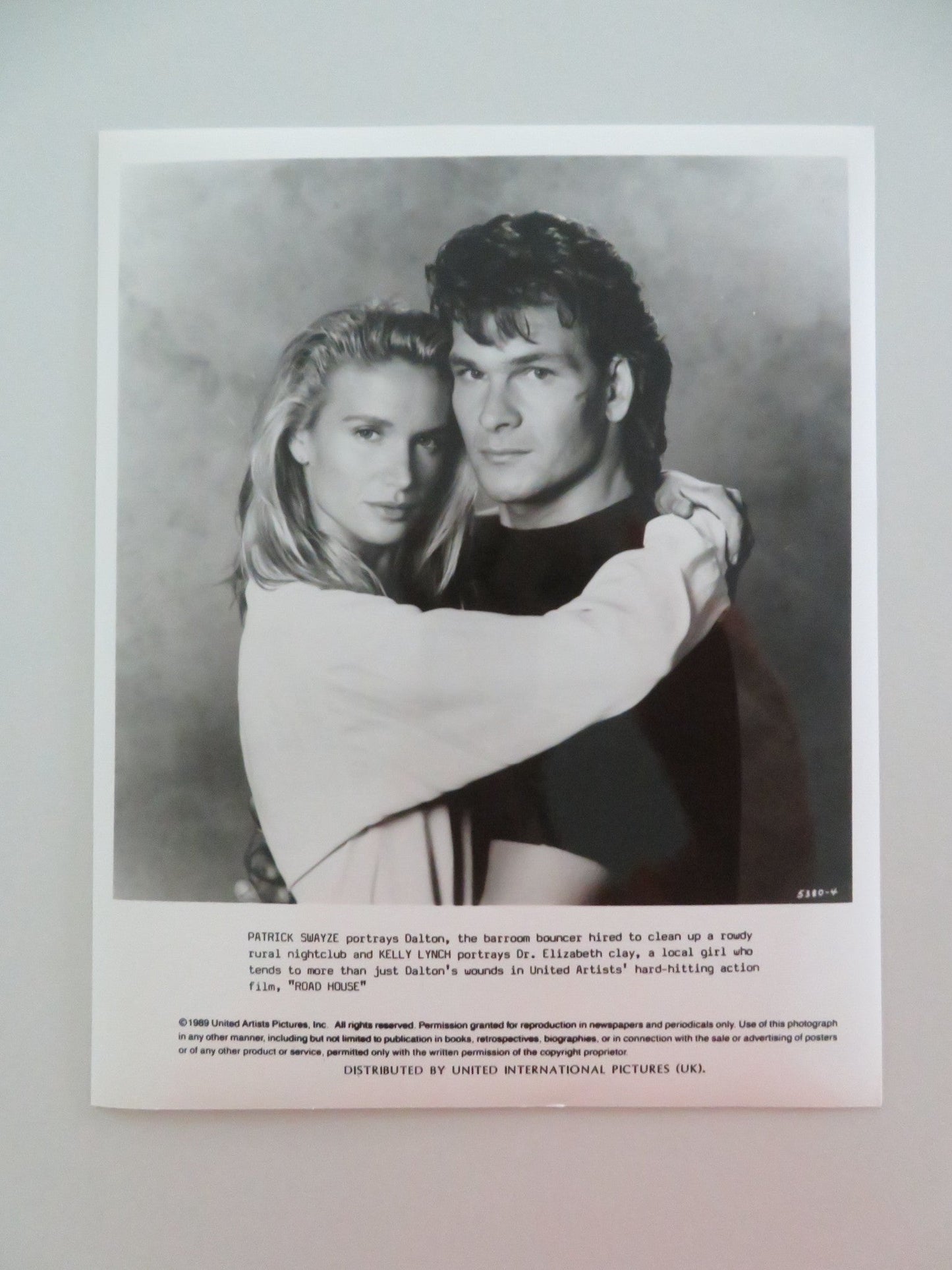 ROAD HOUSE - A MOVIE STILL PHOTO LOT OF 2 PATRICK SWAYZE KELLY LYNCH 1989 Movie posters