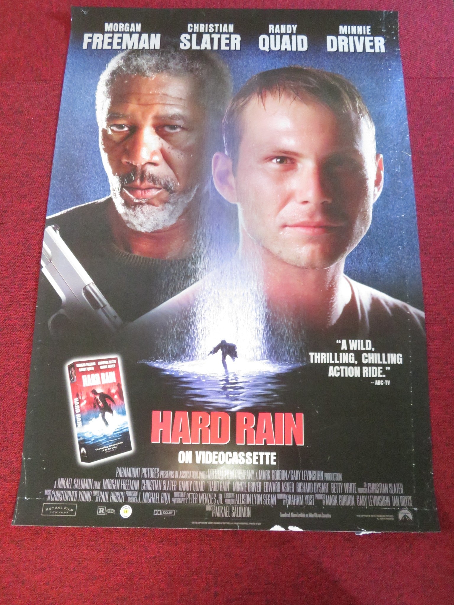 HARD RAIN VHS VIDEO POSTER ROLLED CHRISTIAN SLATER MORGAN FREEMAN 1998 Rendezvous Cinema Movie posters