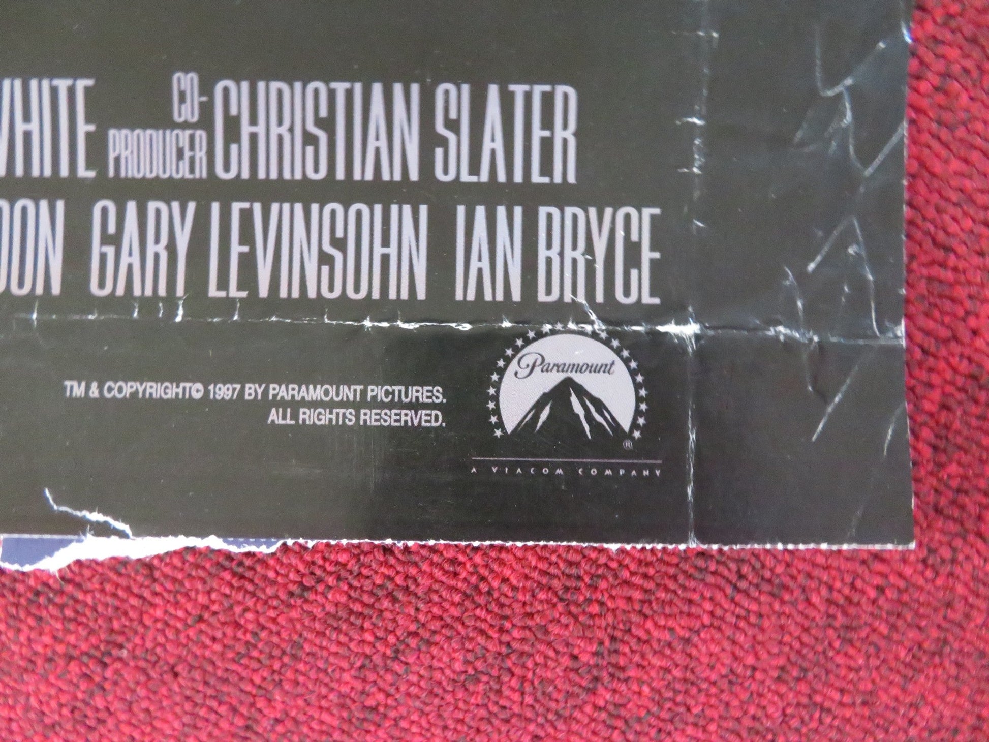 HARD RAIN VHS VIDEO POSTER ROLLED CHRISTIAN SLATER MORGAN FREEMAN 1998 Rendezvous Cinema Movie posters