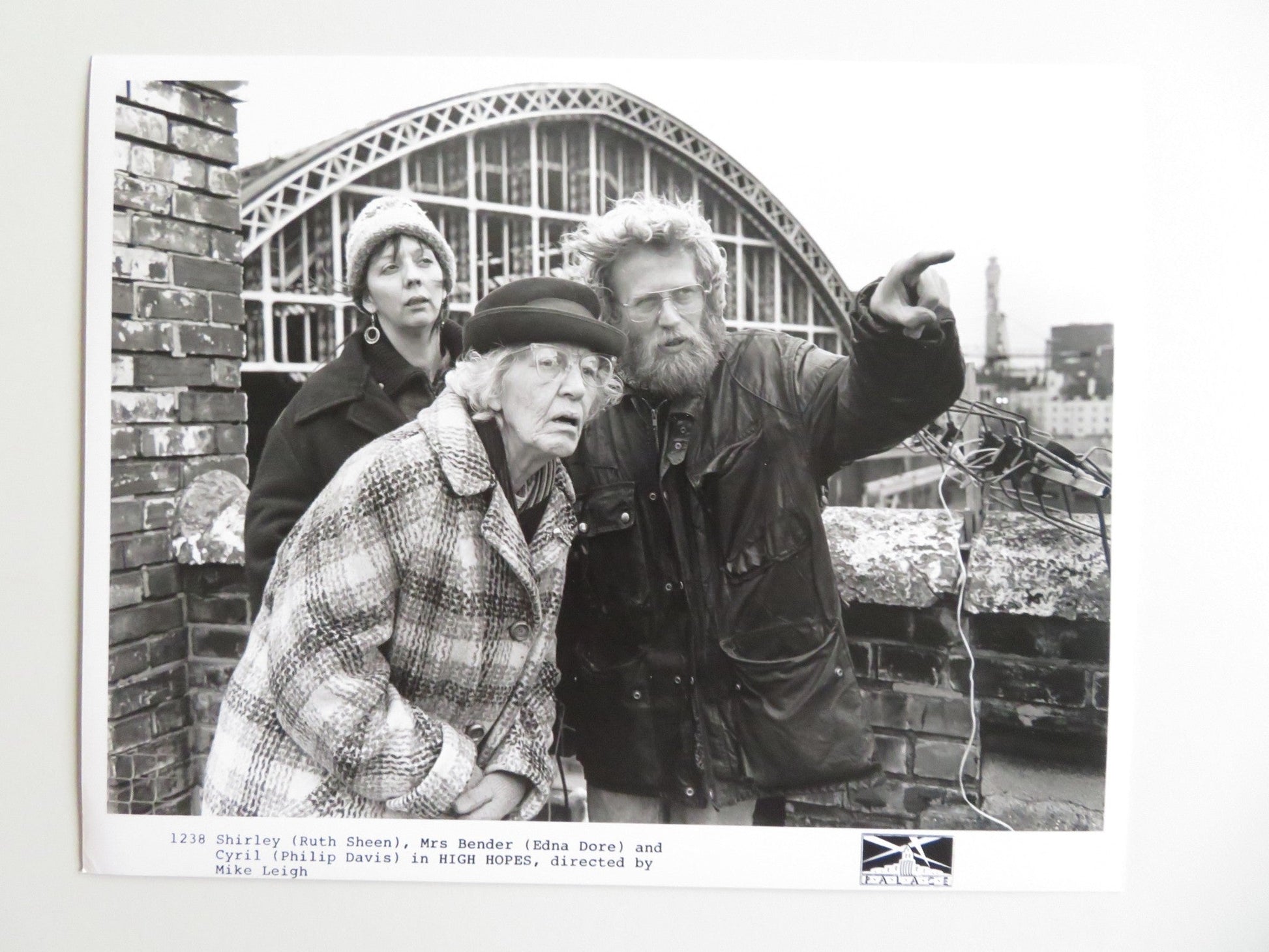 HIGH HOPES MOVIE STILL PHOTO LOT OF 8 PHIL DAVIS LESLEY MANVILLE RUTH SHEEN 1988 - Rendezvous Cinema