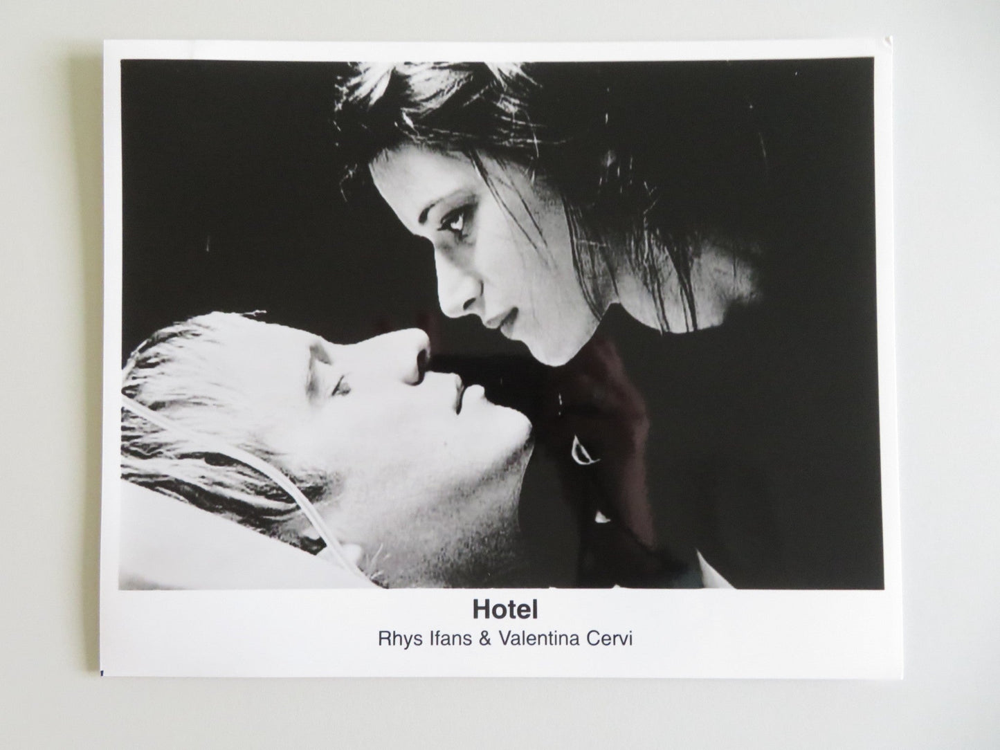 HOTEL MOVIE STILL PHOTO LOT OF 6 DAVID SCHWIMMER SALMA HAYEK RHYS IFANS 2001 - Rendezvous Cinema