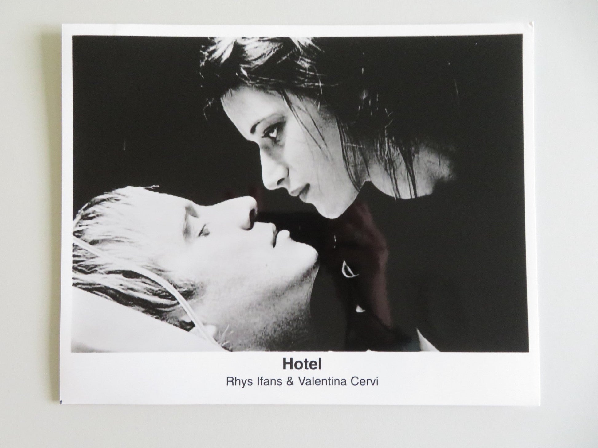 HOTEL MOVIE STILL PHOTO LOT OF 6 DAVID SCHWIMMER SALMA HAYEK RHYS IFANS 2001 - Rendezvous Cinema
