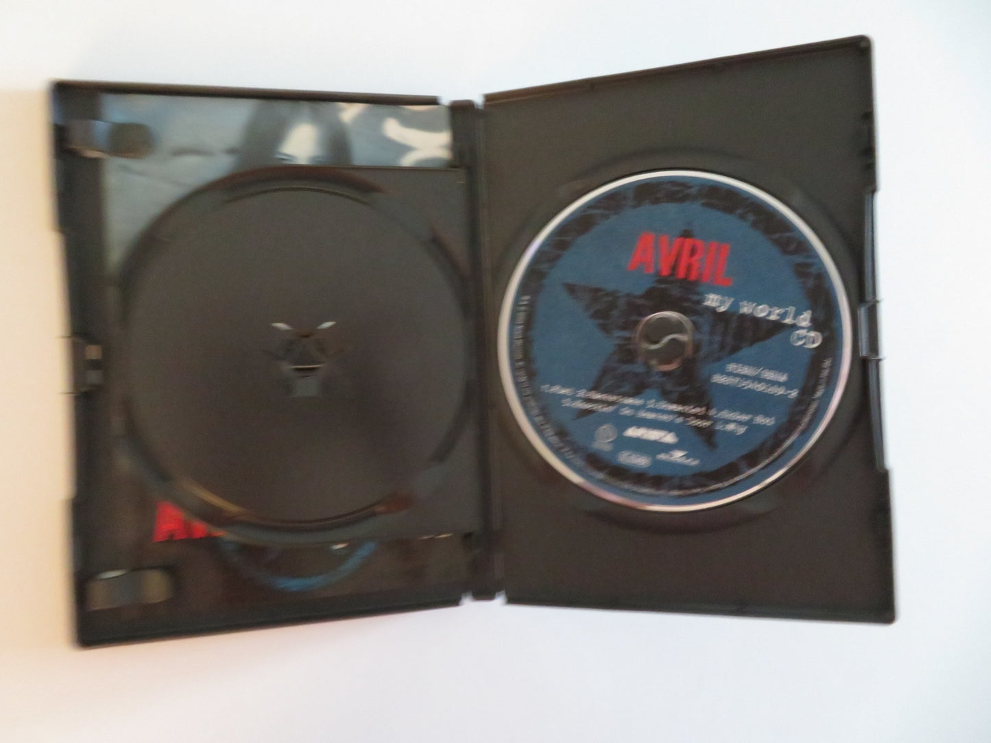 AVRIL LAVIGNE: MY WORLD - 2 DISCS (DVD) CRAIG BRAGINSKY EVAN TAU 2003 REGION ALL - Rendezvous Cinema