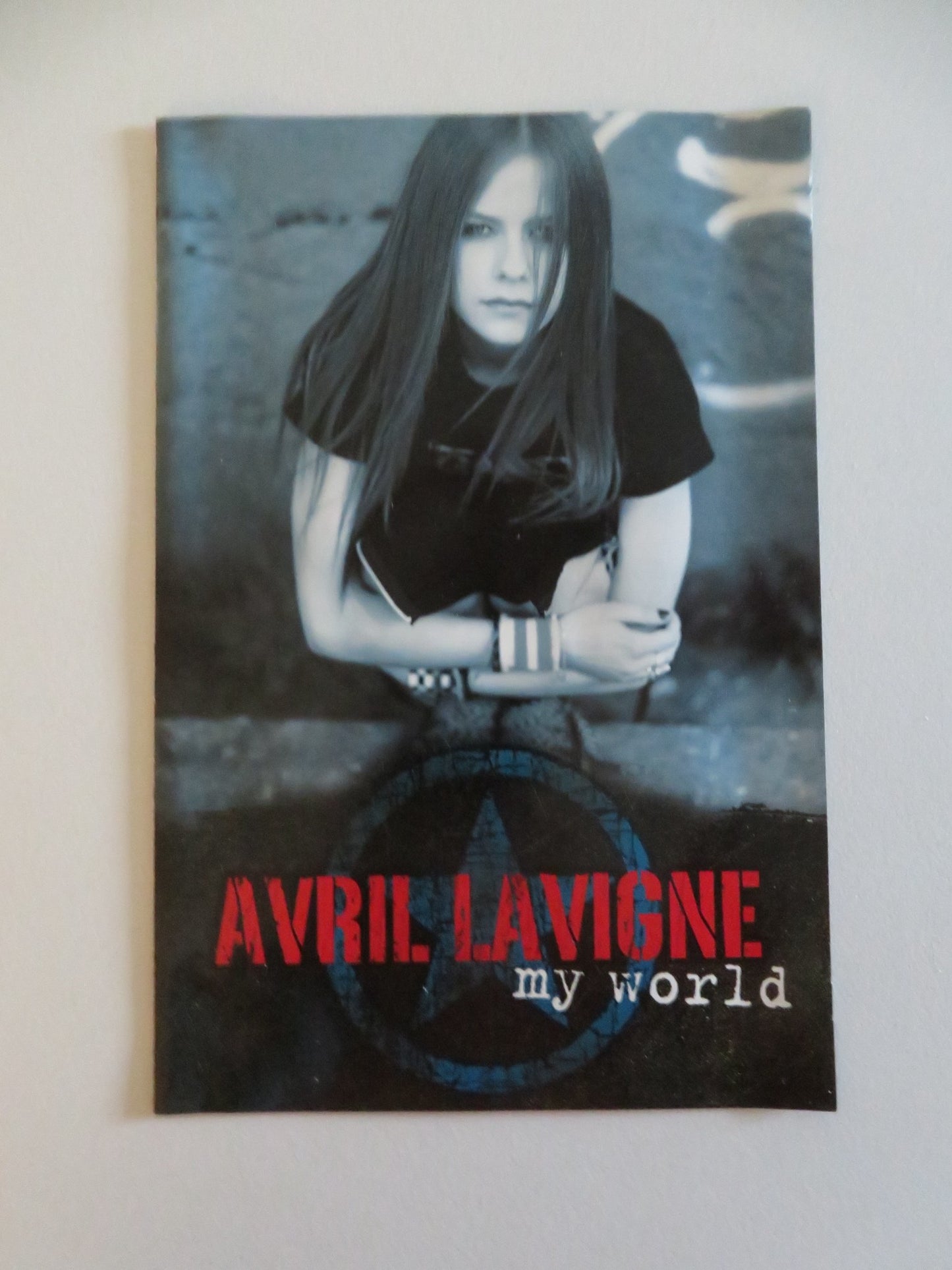 AVRIL LAVIGNE: MY WORLD - 2 DISCS (DVD) CRAIG BRAGINSKY EVAN TAU 2003 REGION ALL - Rendezvous Cinema