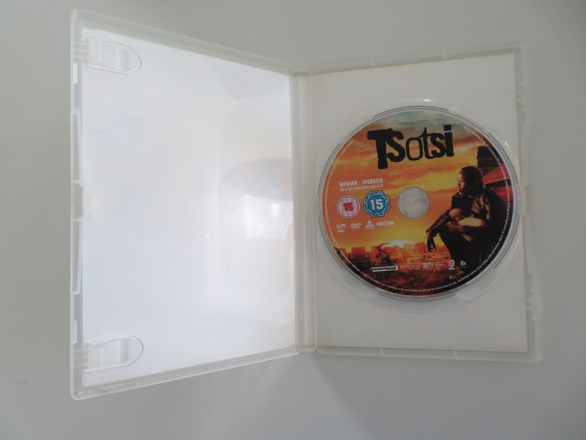 TSOTSI (DVD) PRESLEY CHWENEYAGAE TERRY PHETO 2005 REGION 2 - Rendezvous Cinema