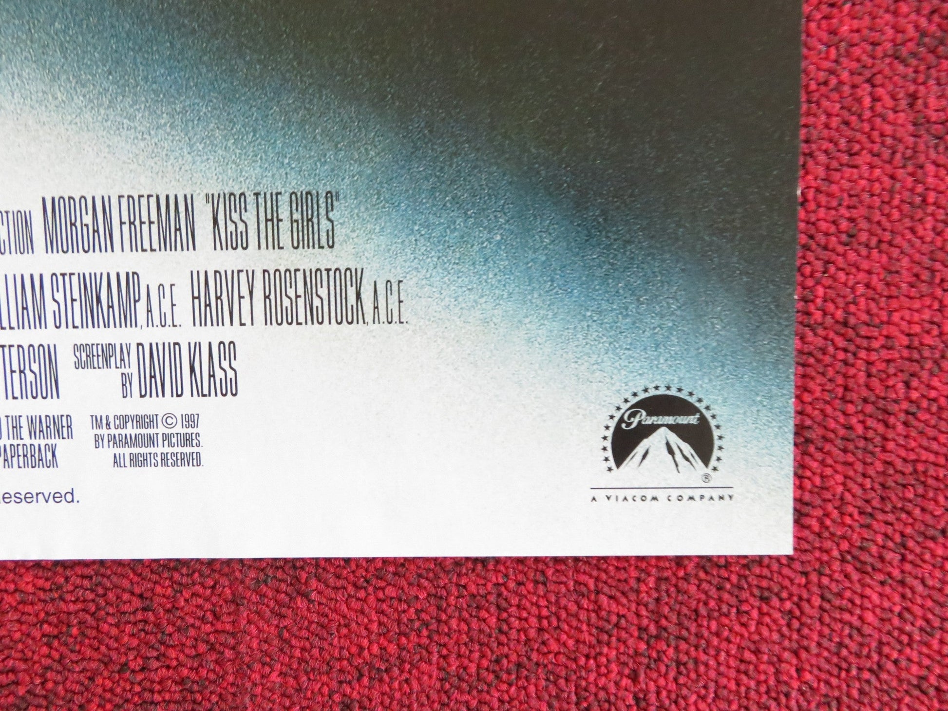 KISS THE GIRLS VHS VIDEO POSTER MORGAN FREEMAN ASHLEY JUDD 1997 Rendezvous Cinema Movie posters