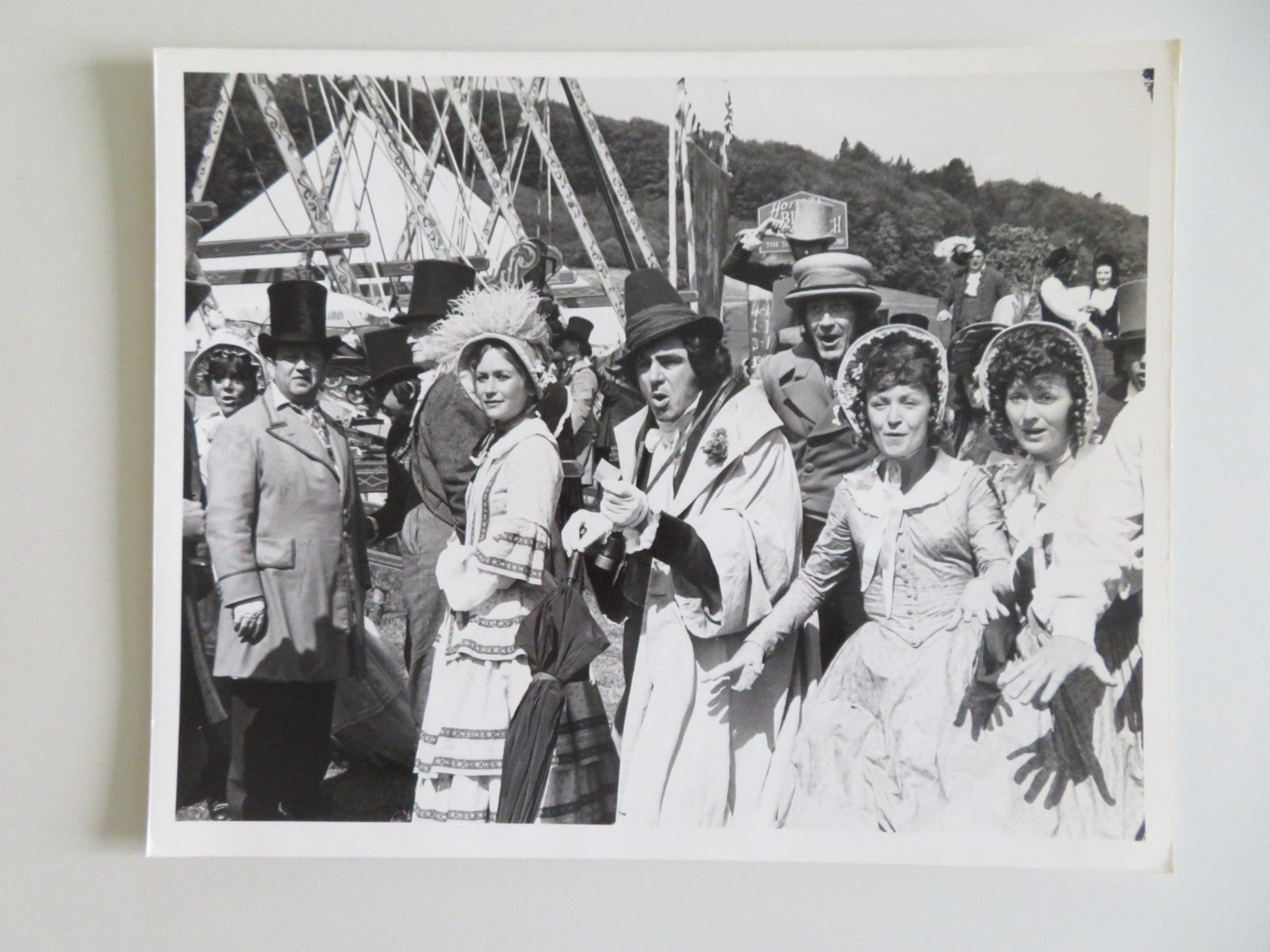 MR. QUILP MOVIE STILL PHOTO LOT OF 4 ANTHONY NEWLEY JILL BENNETT 1975 - Rendezvous Cinema