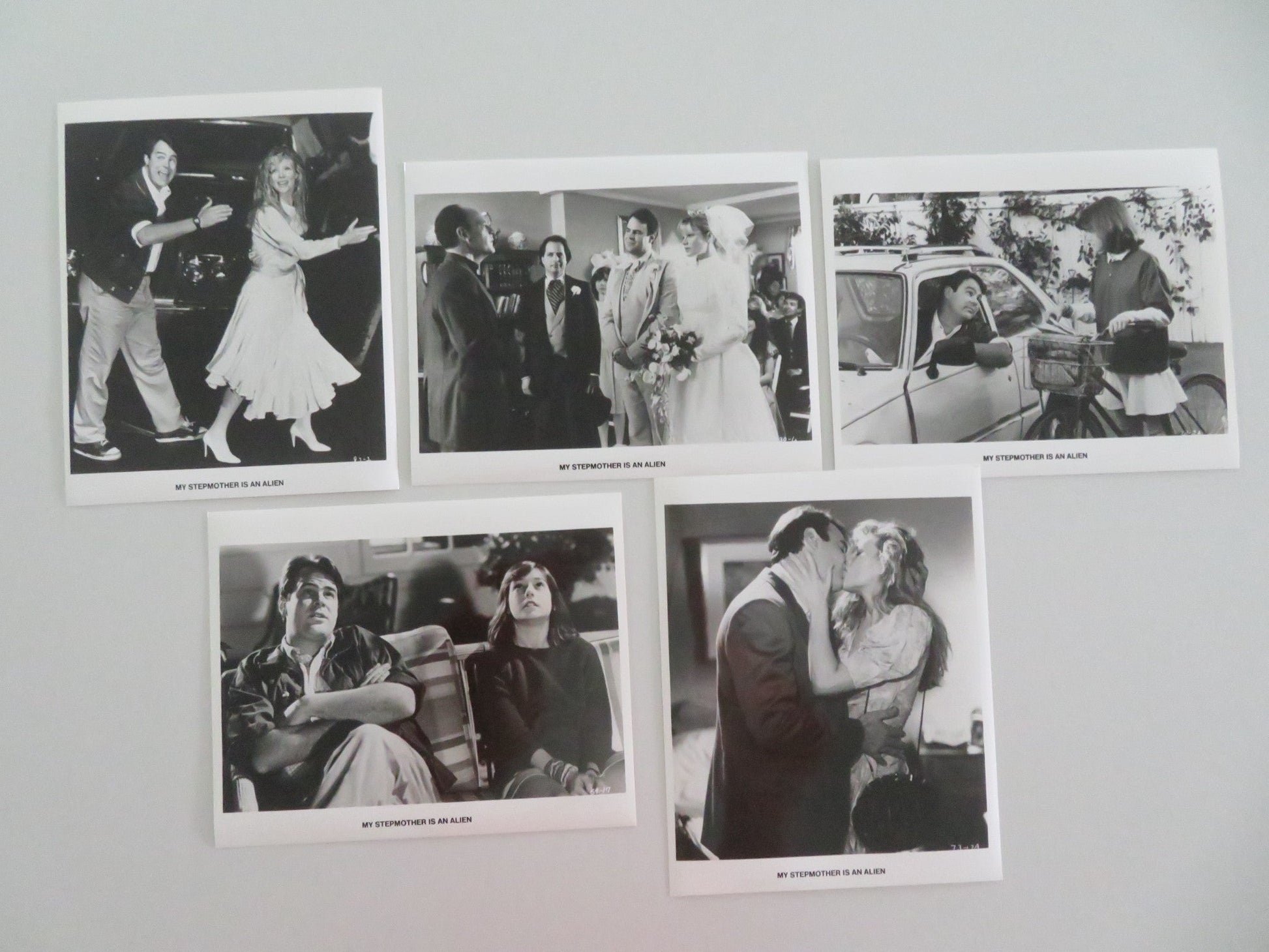 MY STEPMOTHER IS AN ALIEN MOVIE STILL PHOTO LOT OF 5 DAN AYKROYD BASINGER 1988 Movie posters