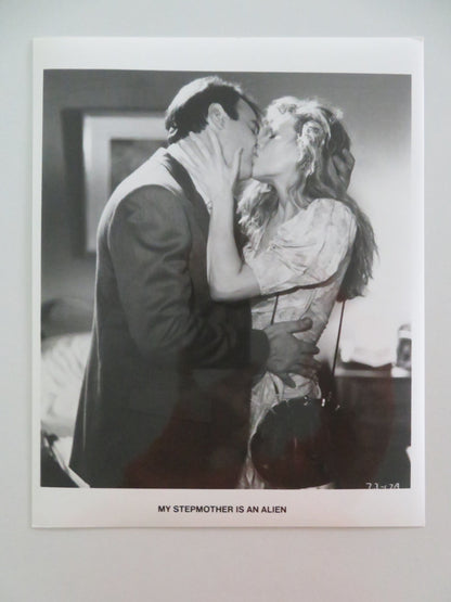 MY STEPMOTHER IS AN ALIEN MOVIE STILL PHOTO LOT OF 5 DAN AYKROYD BASINGER 1988 Movie posters