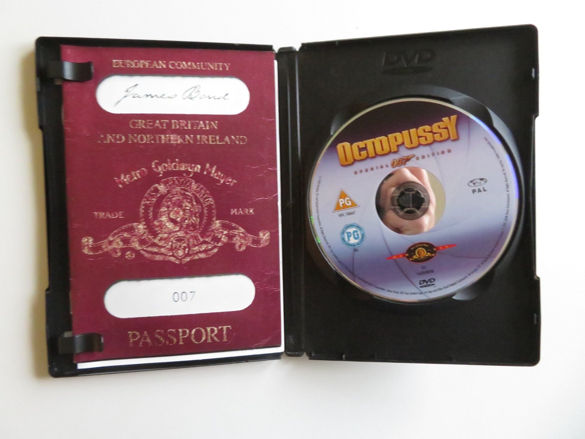 OCTOPUSSY - SPECIAL EDITION (DVD) 007 JAMES BOND ROGER MOORE 1983 REGION 2 - Rendezvous Cinema