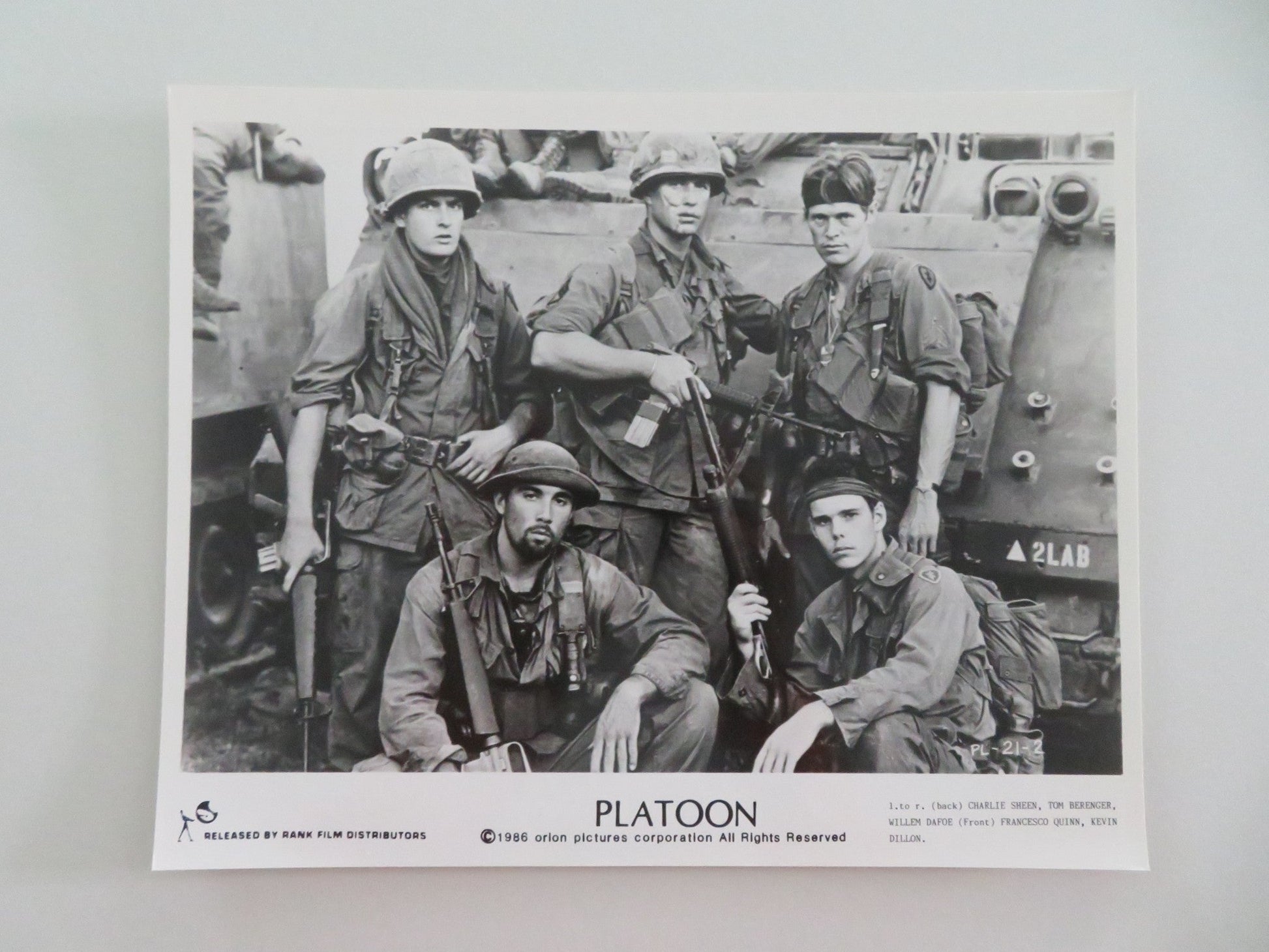 PLATOON MOVIE STILL PHOTO LOT OF 2 CHARLIE SHEEN WILLEM DAFOE 1986 Movie posters
