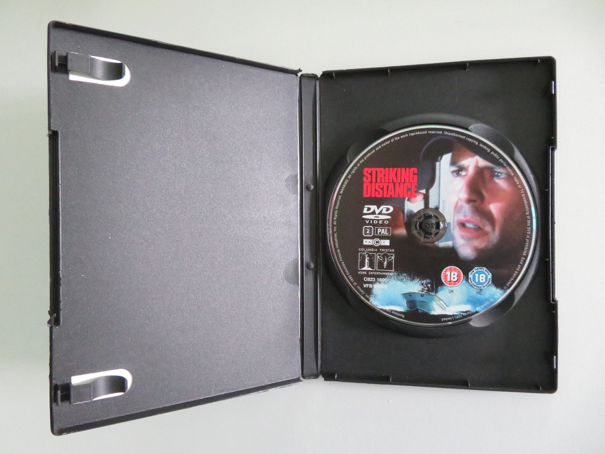 STRIKING DISTANCE (DVD) BRUCE WILLIS SARAH JESSICA PARKER 1993 REGION 2 Movie posters