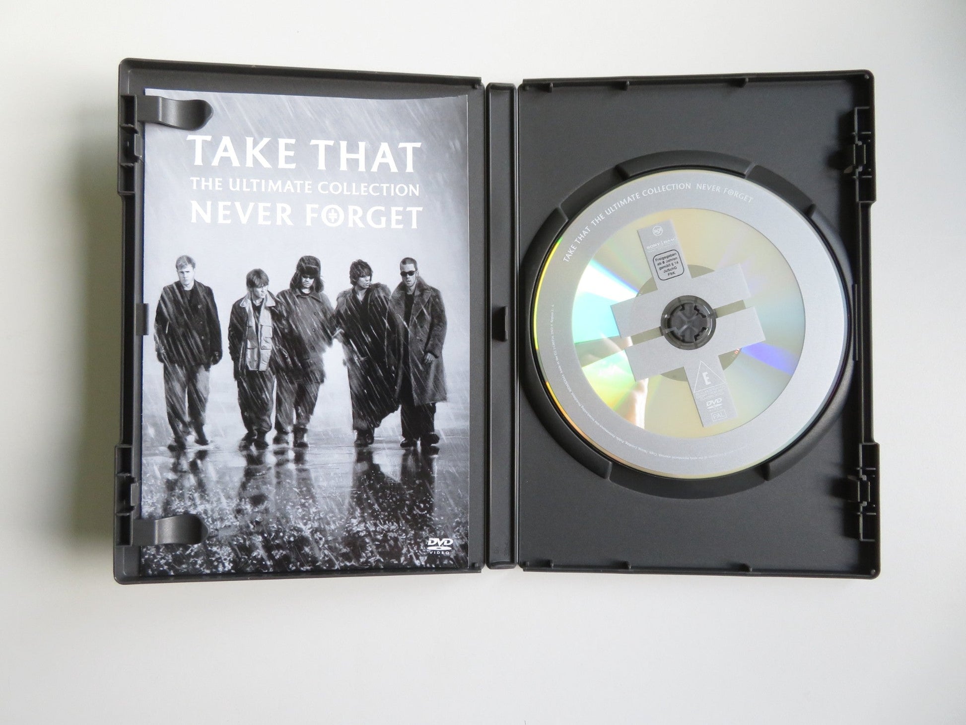 TAKE THAT - THE ULTIMATE COLLECTION - NEVER FORGET (DVD) BARLOW 2005 REGION 2 - Rendezvous Cinema