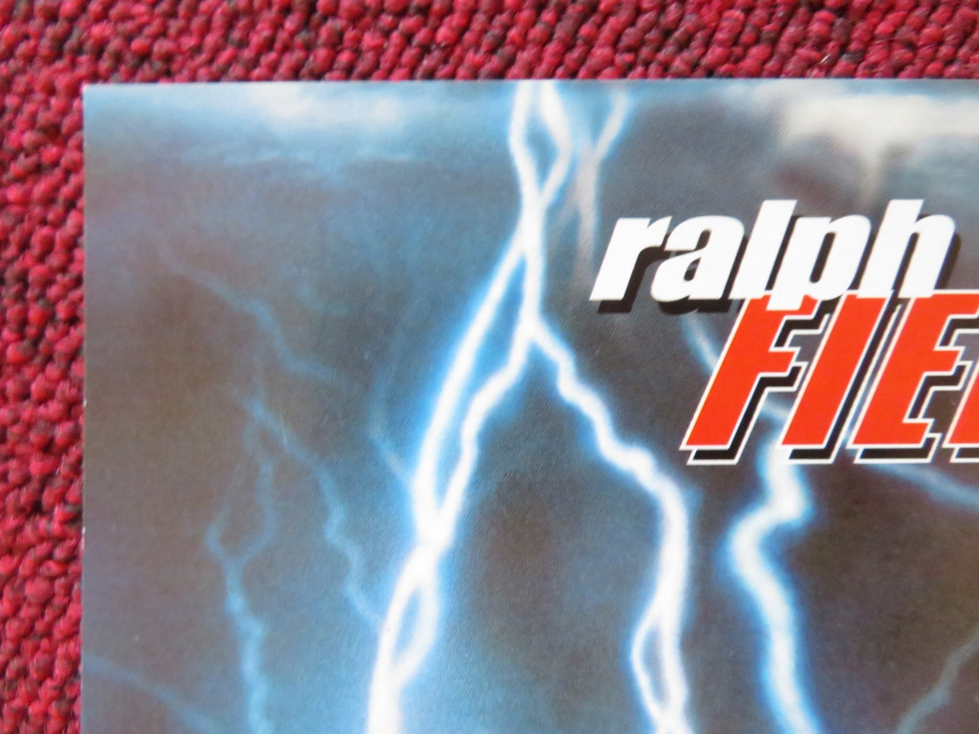 THE AVENGERS VHS VIDEO POSTER UMA THURMAN RALPH FIENNES 1998 Rendezvous Cinema Movie posters