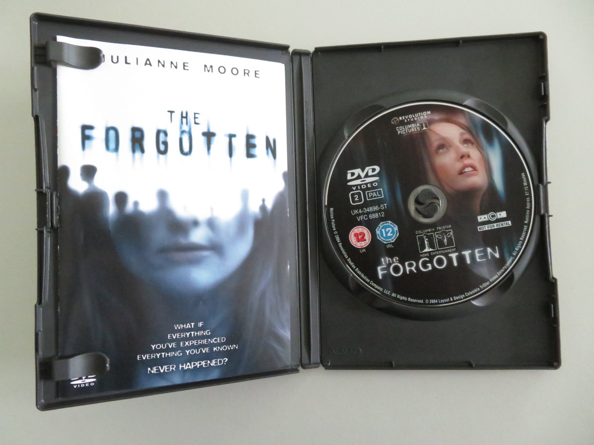 THE FORGOTTEN (DVD) JULIANNE MOORE GARY SINISE 2004 REGION 2 Movie posters