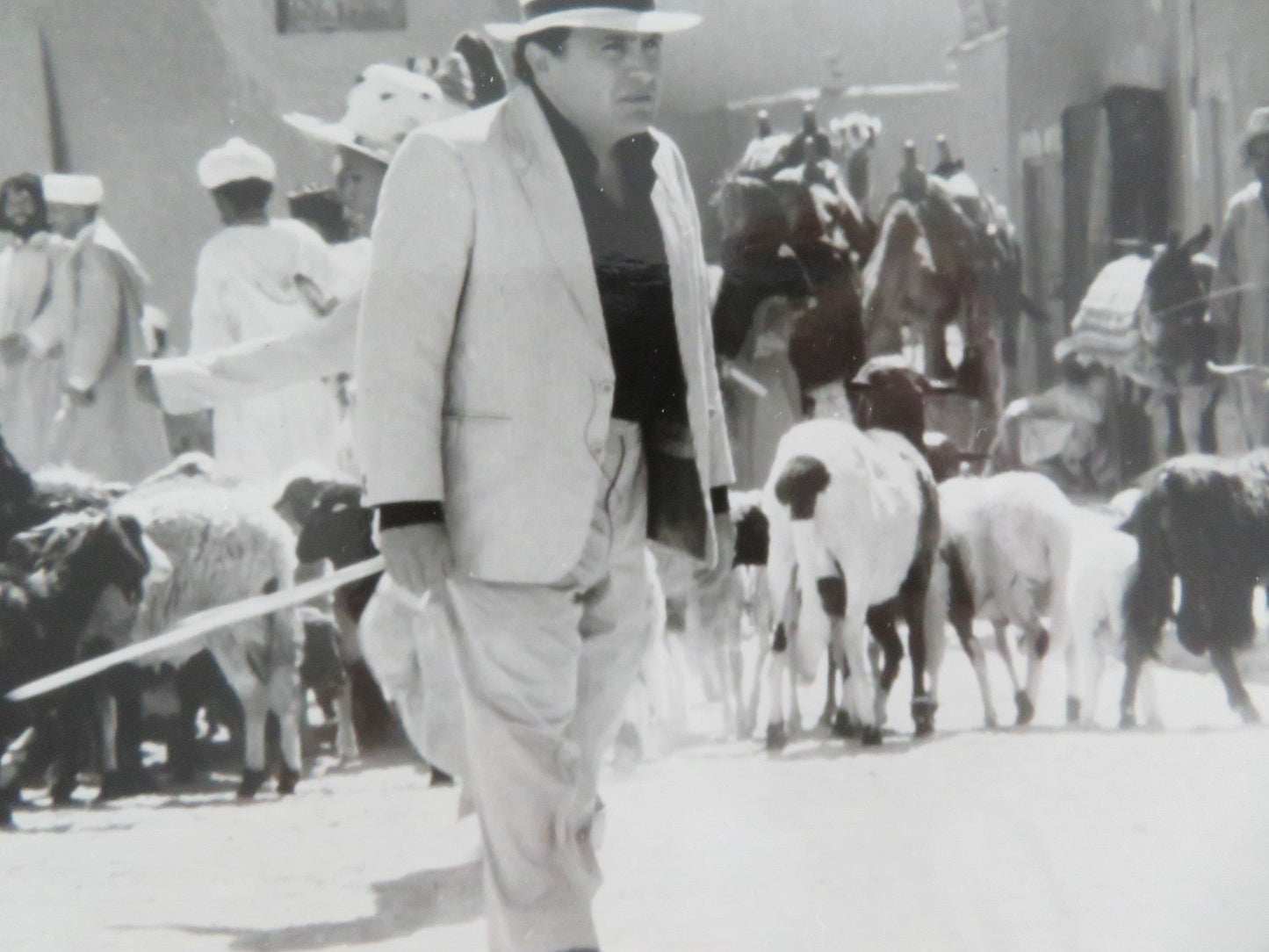 THE JEWEL OF THE NILE - B MOVIE STILL PHOTO DANNY DEVITO 1985 Movie posters