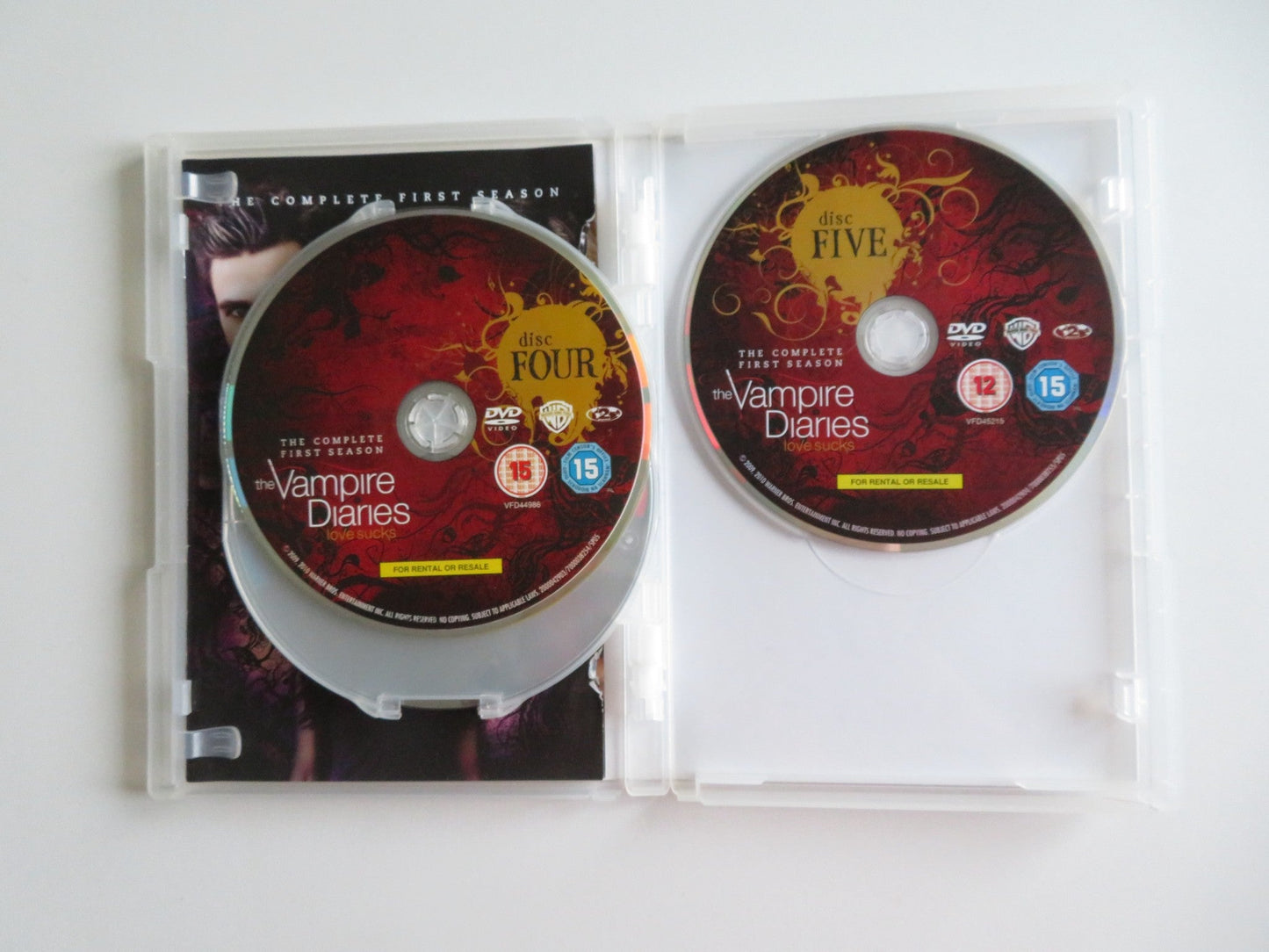 THE VAMPIRE DIARIES - LOVE SUCKS - THE COMPLETE FIRST... (DVD) 2009 REGION 2 - Rendezvous Cinema