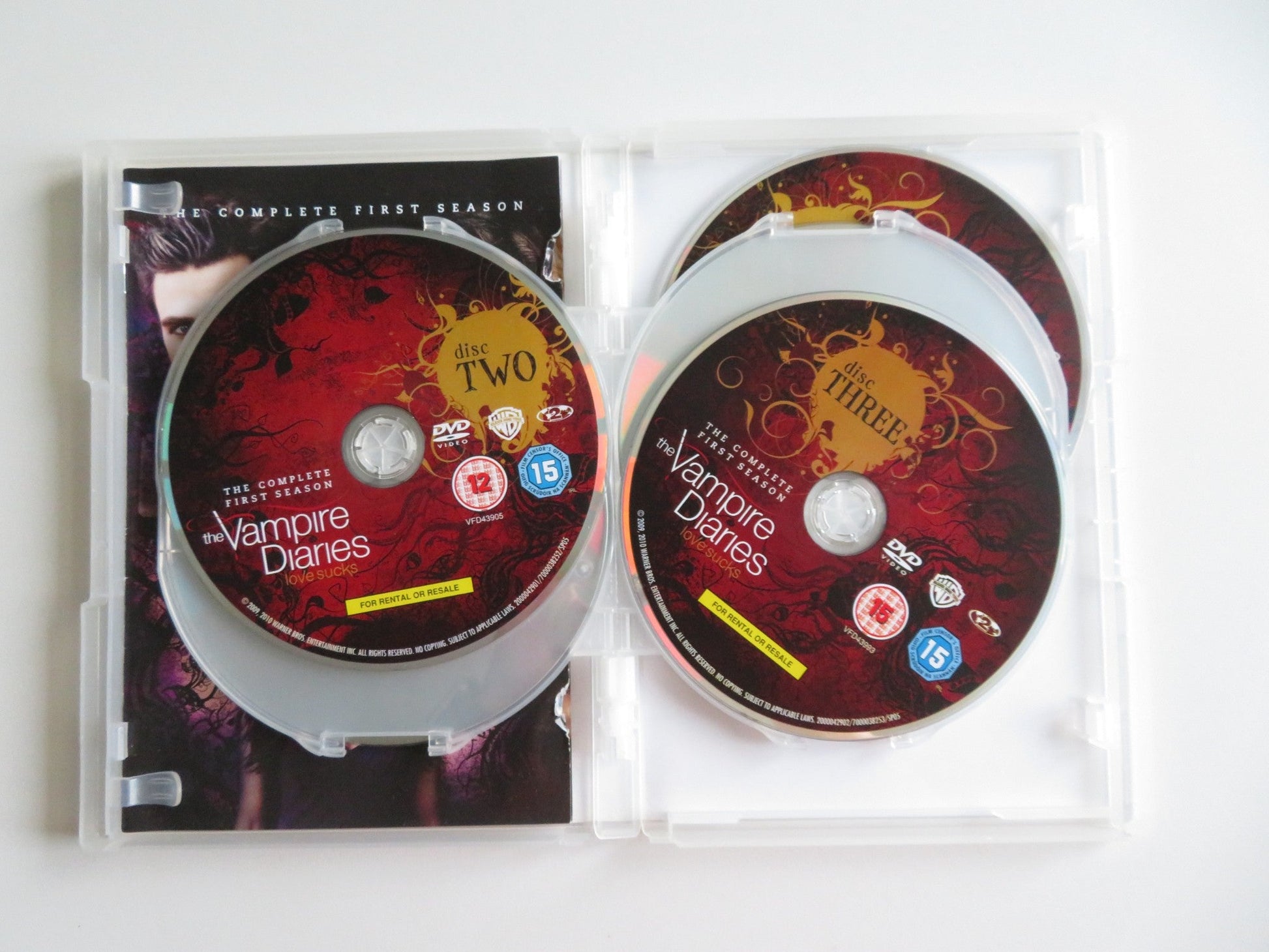 THE VAMPIRE DIARIES - LOVE SUCKS - THE COMPLETE FIRST... (DVD) 2009 REGION 2 - Rendezvous Cinema