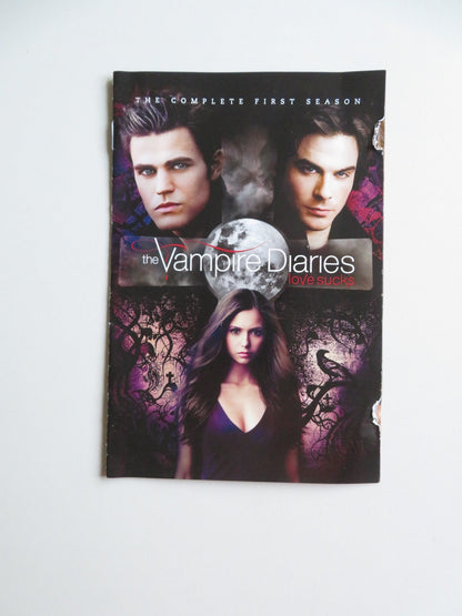 THE VAMPIRE DIARIES - LOVE SUCKS - THE COMPLETE FIRST... (DVD) 2009 REGION 2 - Rendezvous Cinema