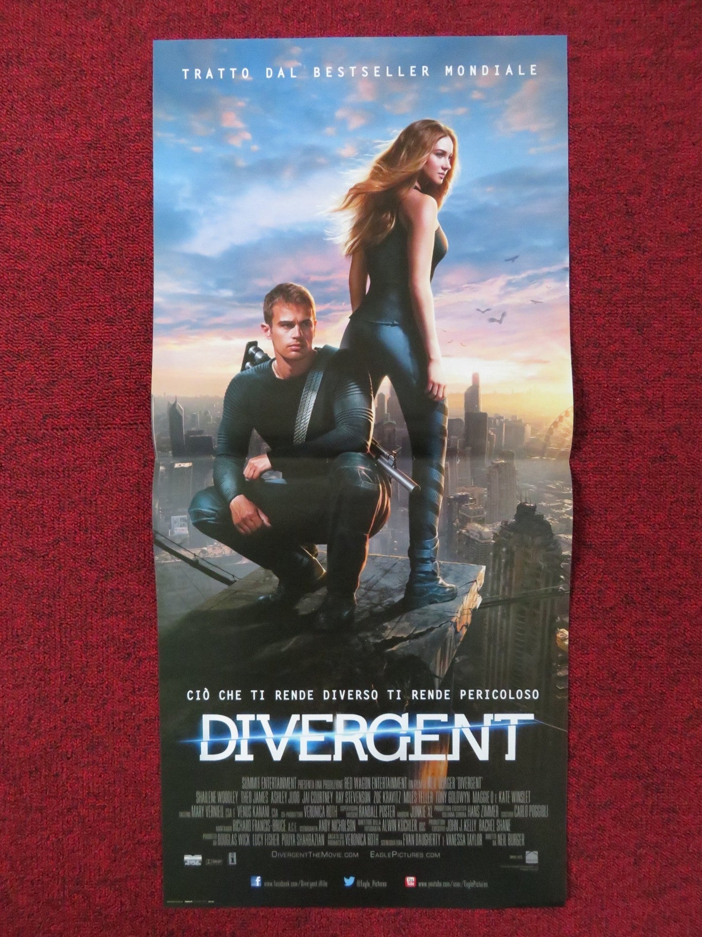 DIVERGENT ITALIAN LOCANDINA POSTER SHAILENE WOODLEY THEO JAMES 2014 Rendezvous Cinema Movie posters
