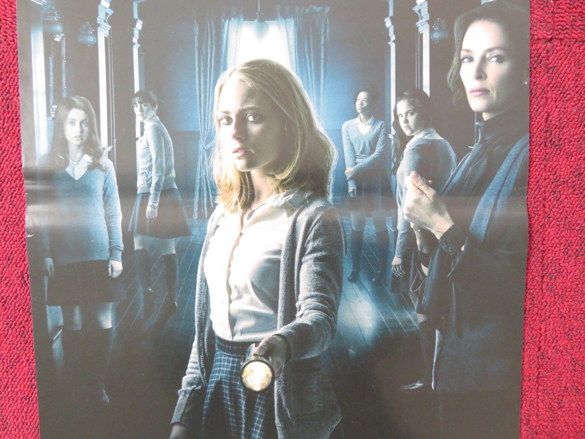 DOWN A DARK HALL ITALIAN LOCANDINA POSTER UMA THURMAN ANNASOPHIA ROBB 2018 Rendezvous Cinema Movie posters