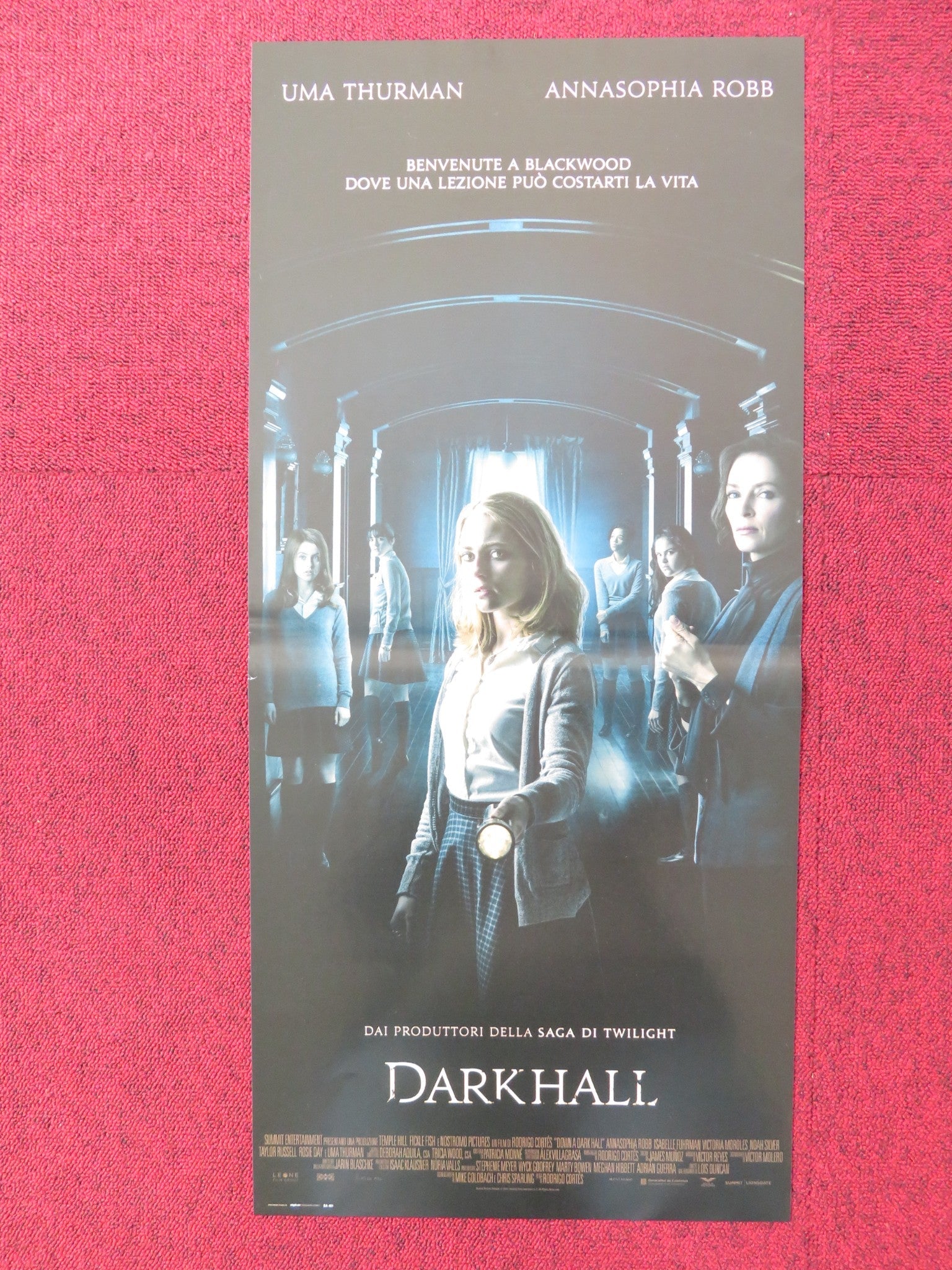 DOWN A DARK HALL ITALIAN LOCANDINA POSTER UMA THURMAN ANNASOPHIA ROBB 2018 Rendezvous Cinema Movie posters