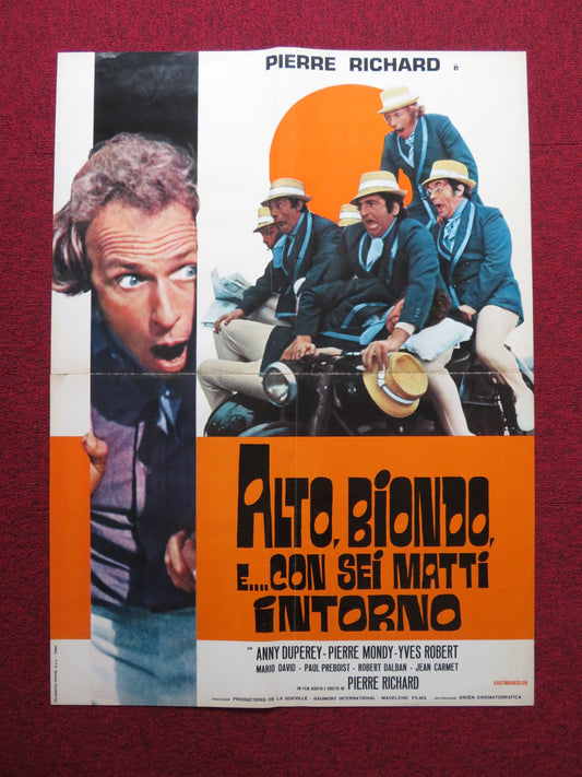 ALTO, BIONDA, E...CON SEI MATTI INTORNO ITALIAN FOGLIO POSTER P. RICHARD 1972 - Rendezvous Cinema