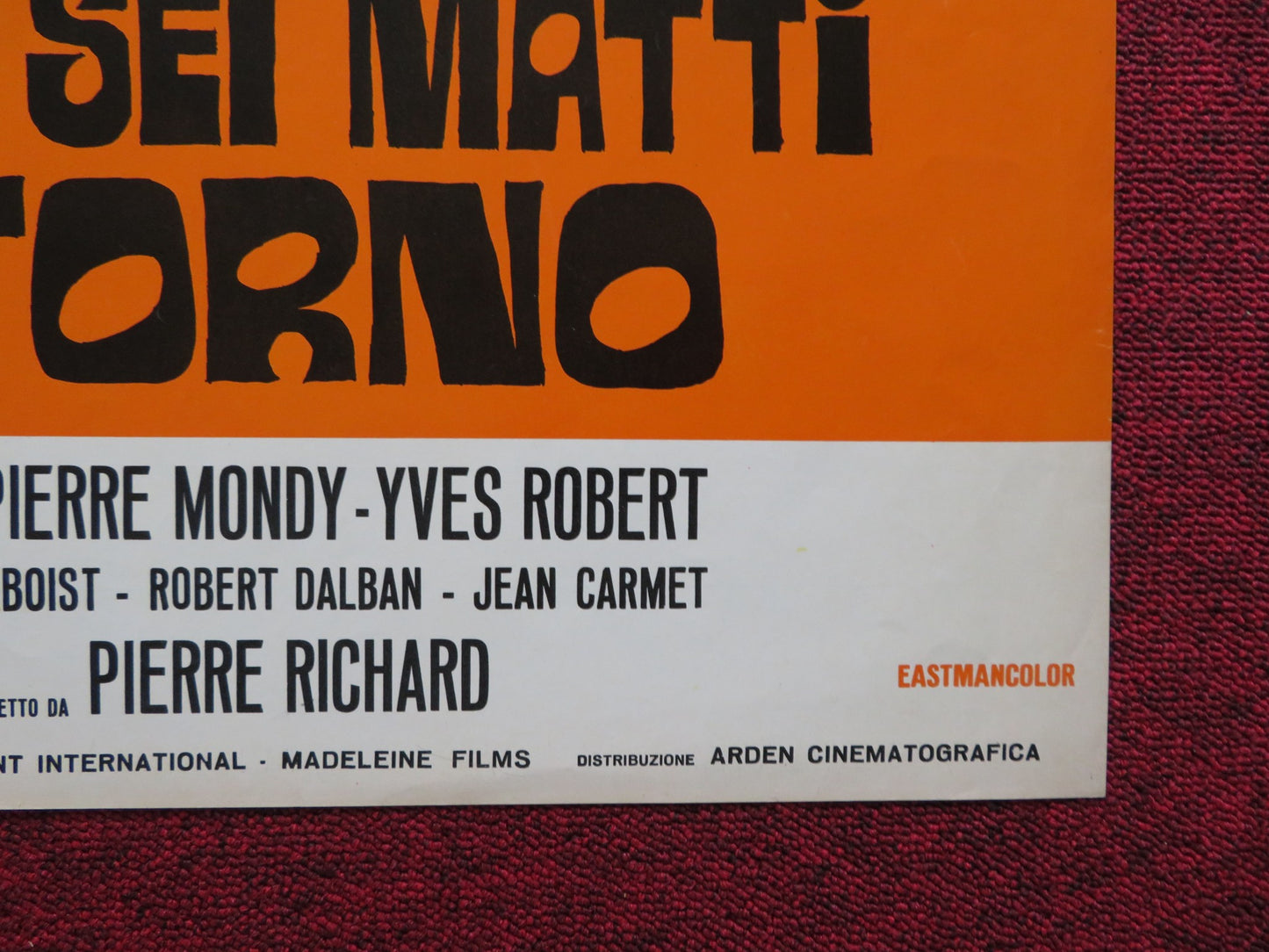 ALTO, BIONDA, E...CON SEI MATTI INTORNO ITALIAN FOGLIO POSTER P. RICHARD 1972 - Rendezvous Cinema