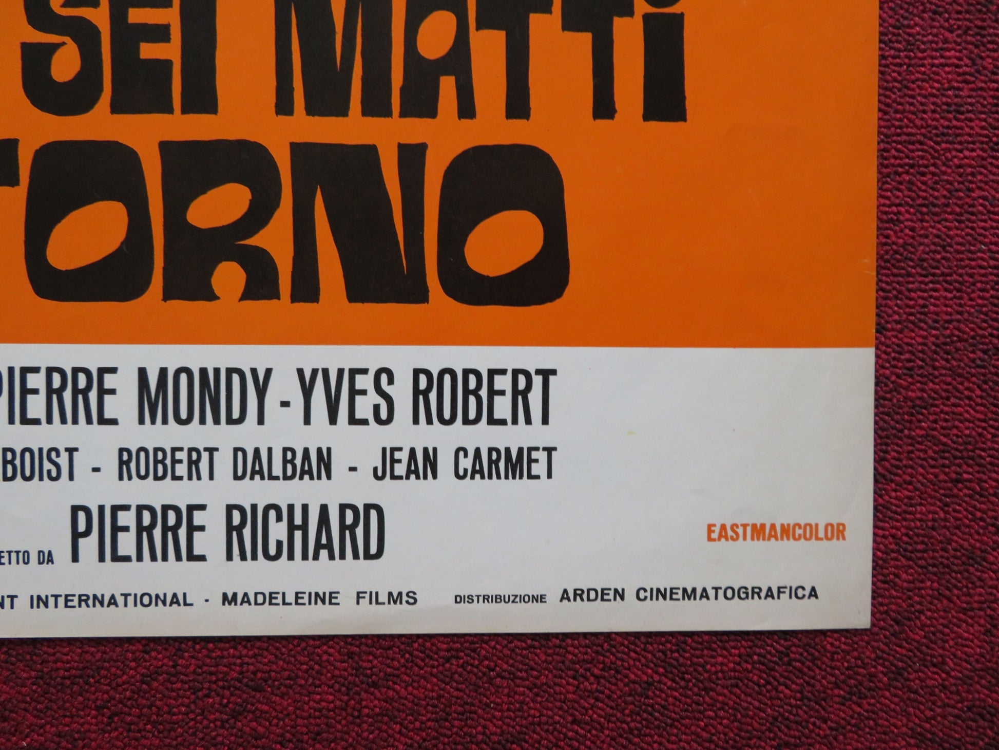 ALTO, BIONDA, E...CON SEI MATTI INTORNO ITALIAN FOGLIO POSTER P. RICHARD 1972 - Rendezvous Cinema