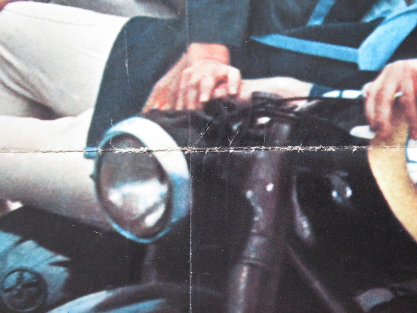 ALTO, BIONDA, E...CON SEI MATTI INTORNO ITALIAN FOGLIO POSTER P. RICHARD 1972 - Rendezvous Cinema