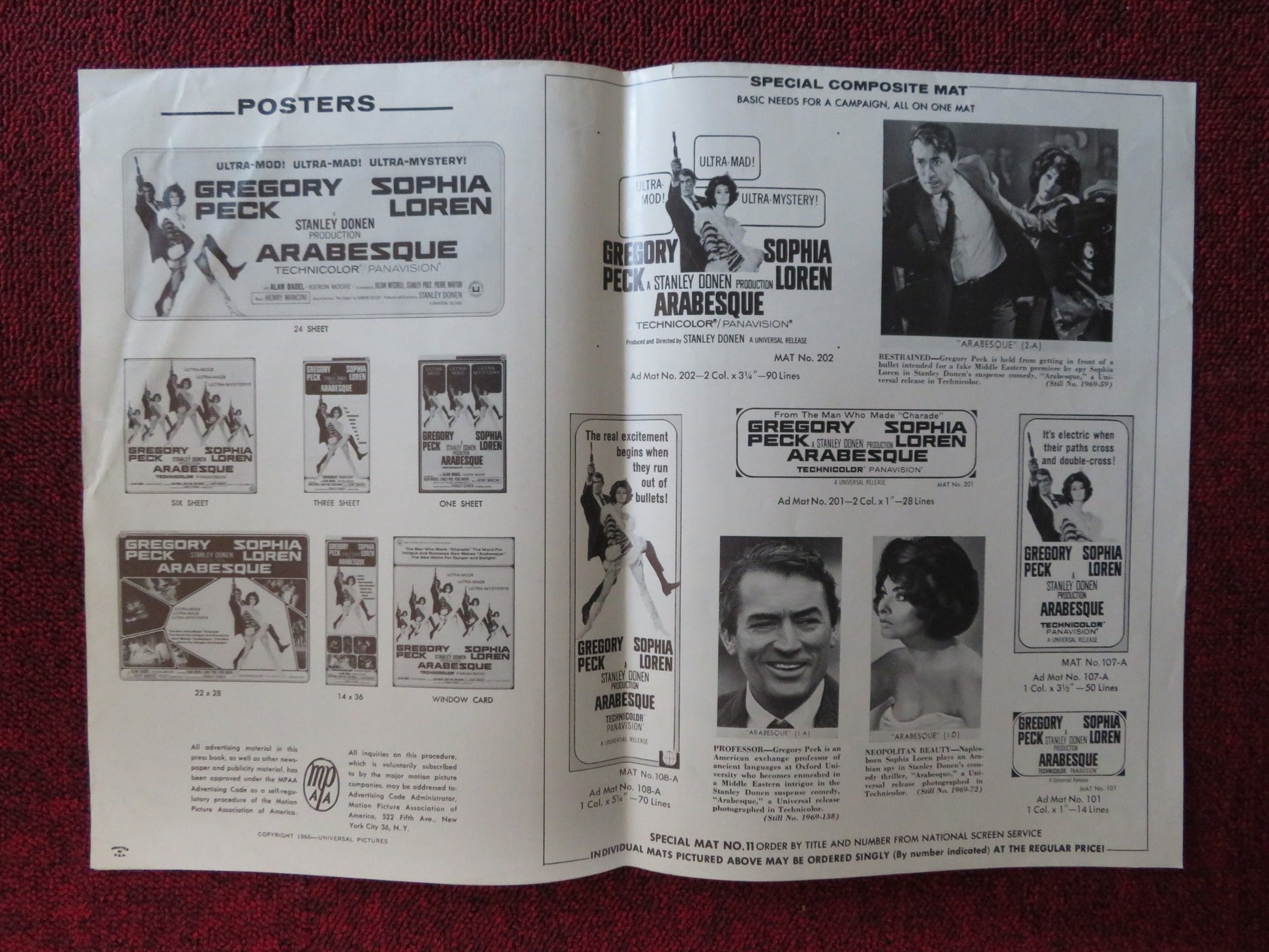 ARABESQUE - FOLDED PRESSBOOK UNCUT UNIVERSAL GREGORY PECK SOPHIA LOREN 1966 - Rendezvous Cinema