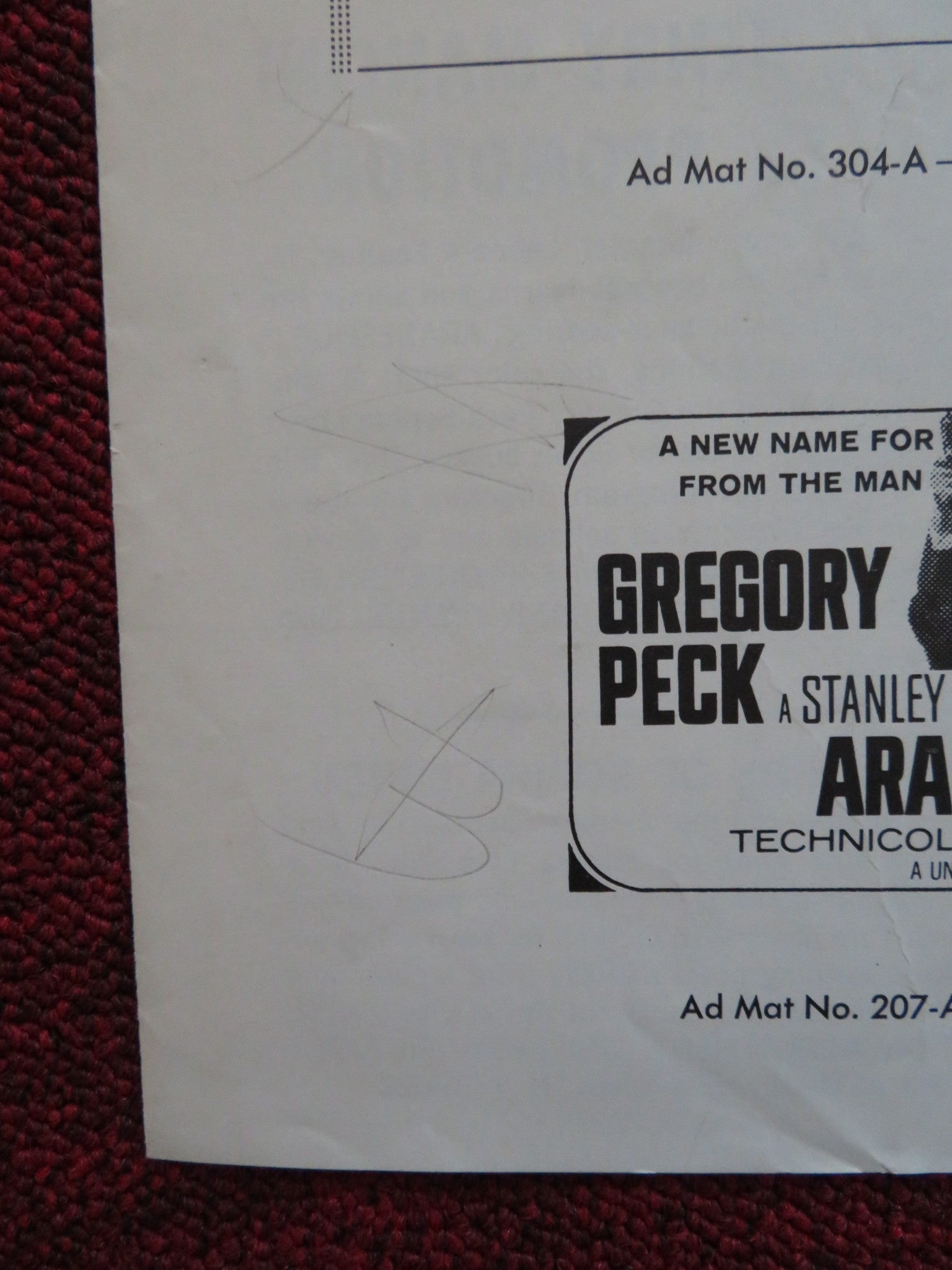 ARABESQUE - FOLDED PRESSBOOK UNCUT UNIVERSAL GREGORY PECK SOPHIA LOREN 1966 - Rendezvous Cinema