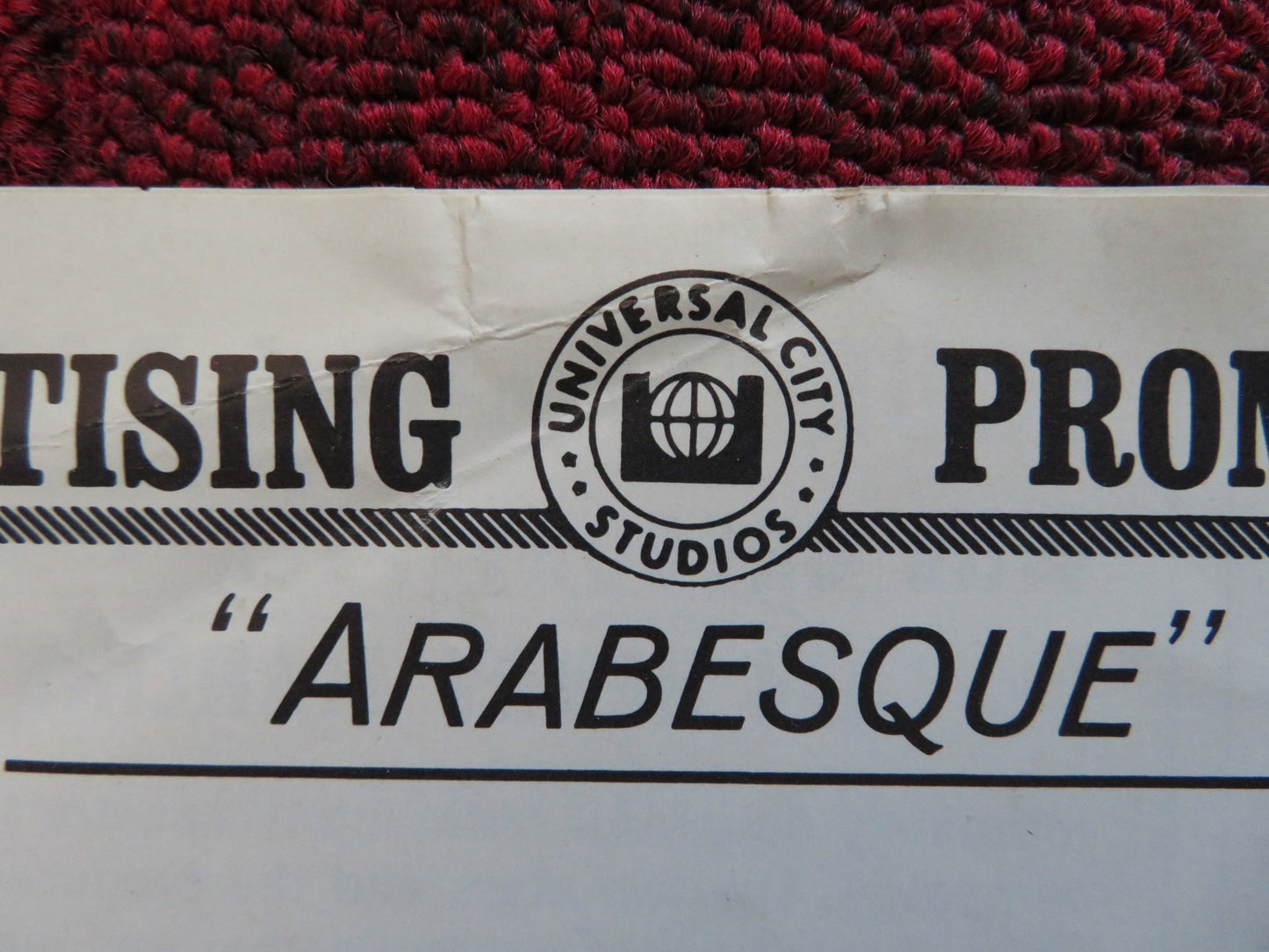 ARABESQUE - FOLDED PRESSBOOK UNCUT UNIVERSAL GREGORY PECK SOPHIA LOREN 1966 - Rendezvous Cinema
