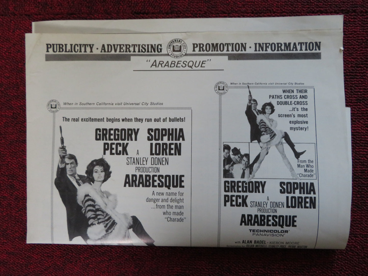 ARABESQUE - FOLDED PRESSBOOK UNCUT UNIVERSAL GREGORY PECK SOPHIA LOREN 1966 - Rendezvous Cinema