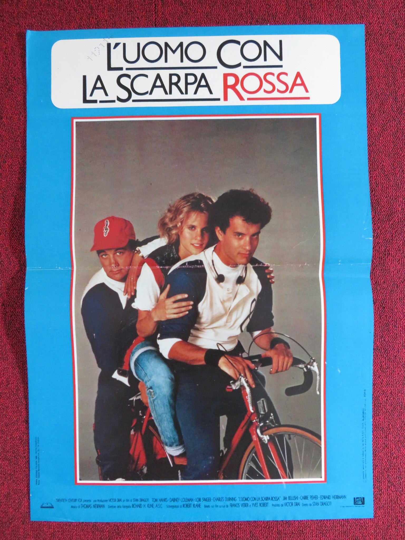 THE MAN WITH ONE RED SHOE ITALIAN FOTOBUSTA POSTER TOM HANKS LORI SINGER 1985 - Rendezvous Cinema