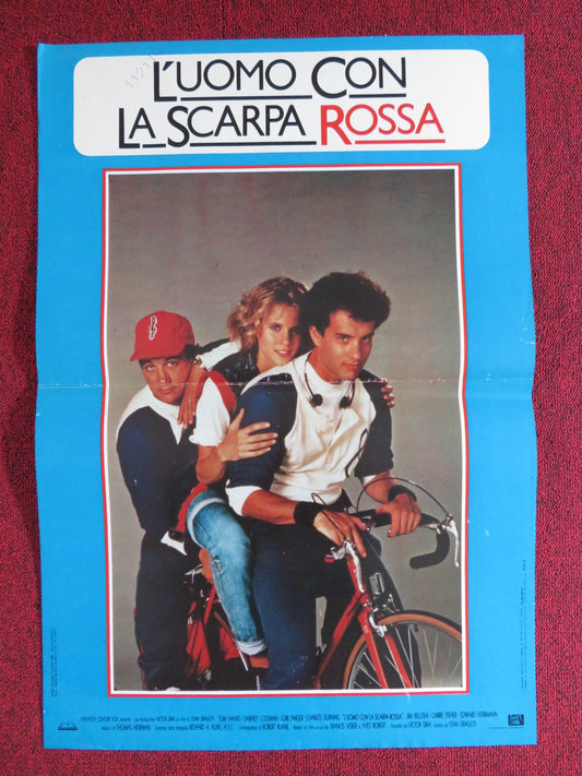 THE MAN WITH ONE RED SHOE ITALIAN FOTOBUSTA POSTER TOM HANKS LORI SINGER 1985 - Rendezvous Cinema