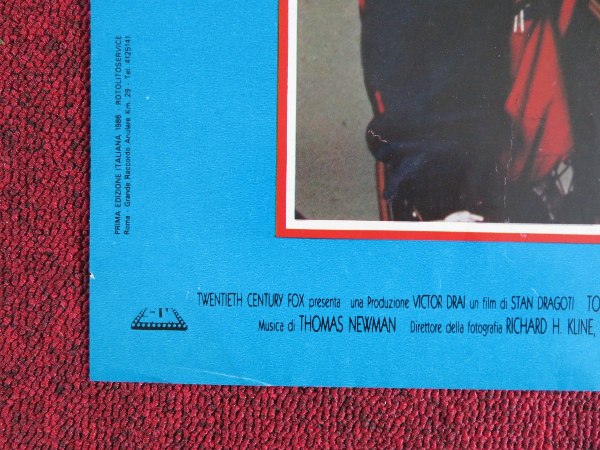 THE MAN WITH ONE RED SHOE ITALIAN FOTOBUSTA POSTER TOM HANKS LORI SINGER 1985 - Rendezvous Cinema