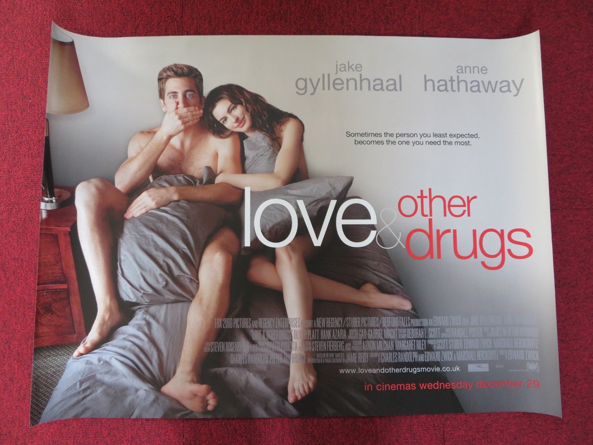 LOVE AND OTHER DRUGS UK QUAD (30"x 40") ROLLED POSTER JAKE GYLLENHAAL 2010 Rendezvous Cinema Movie posters