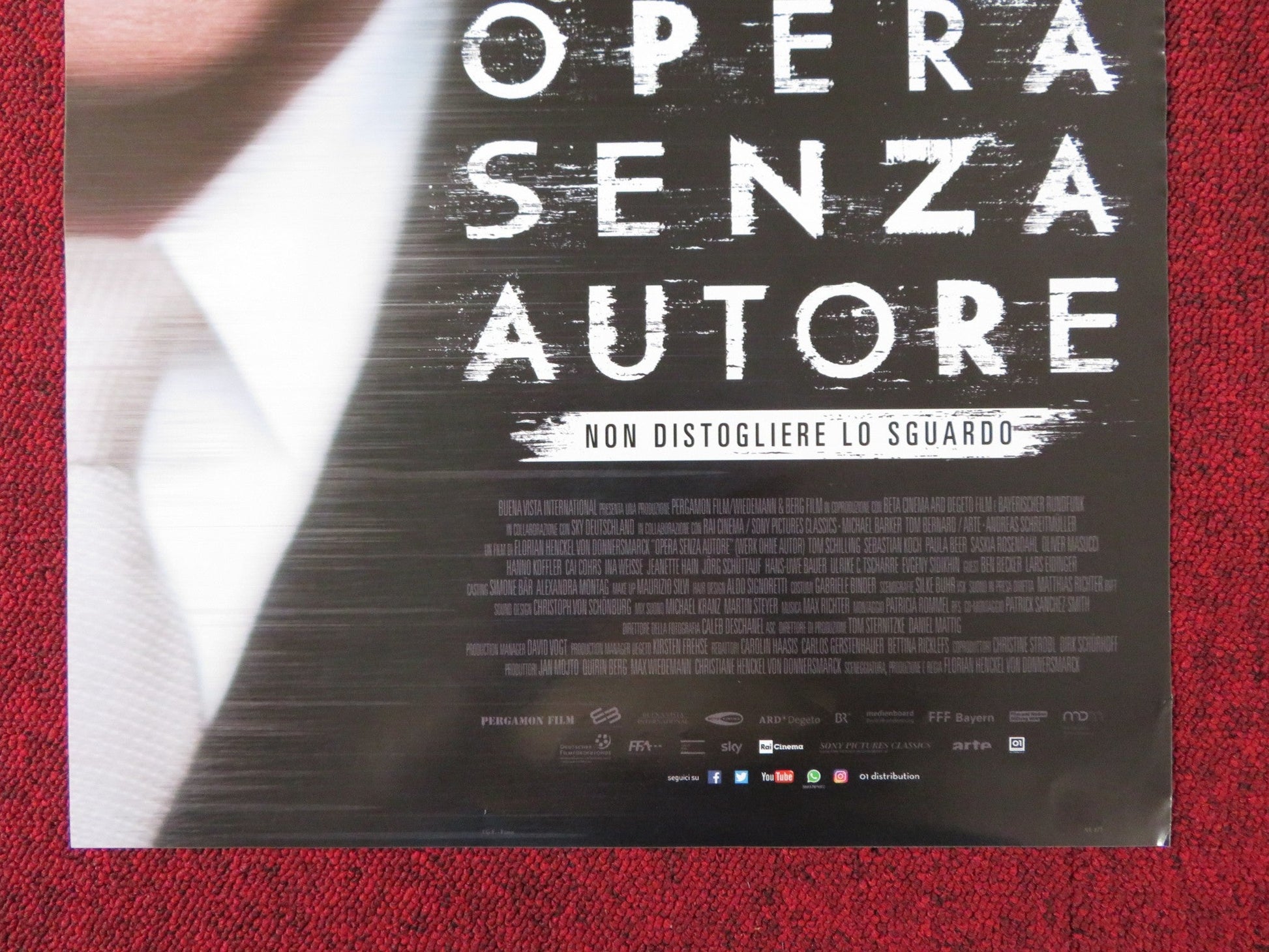 NEVER LOOK AWAY ITALIAN LOCANDINA POSTER SEBASTIAN KOCH TOM SCHILLING 2018 Rendezvous Cinema Movie posters