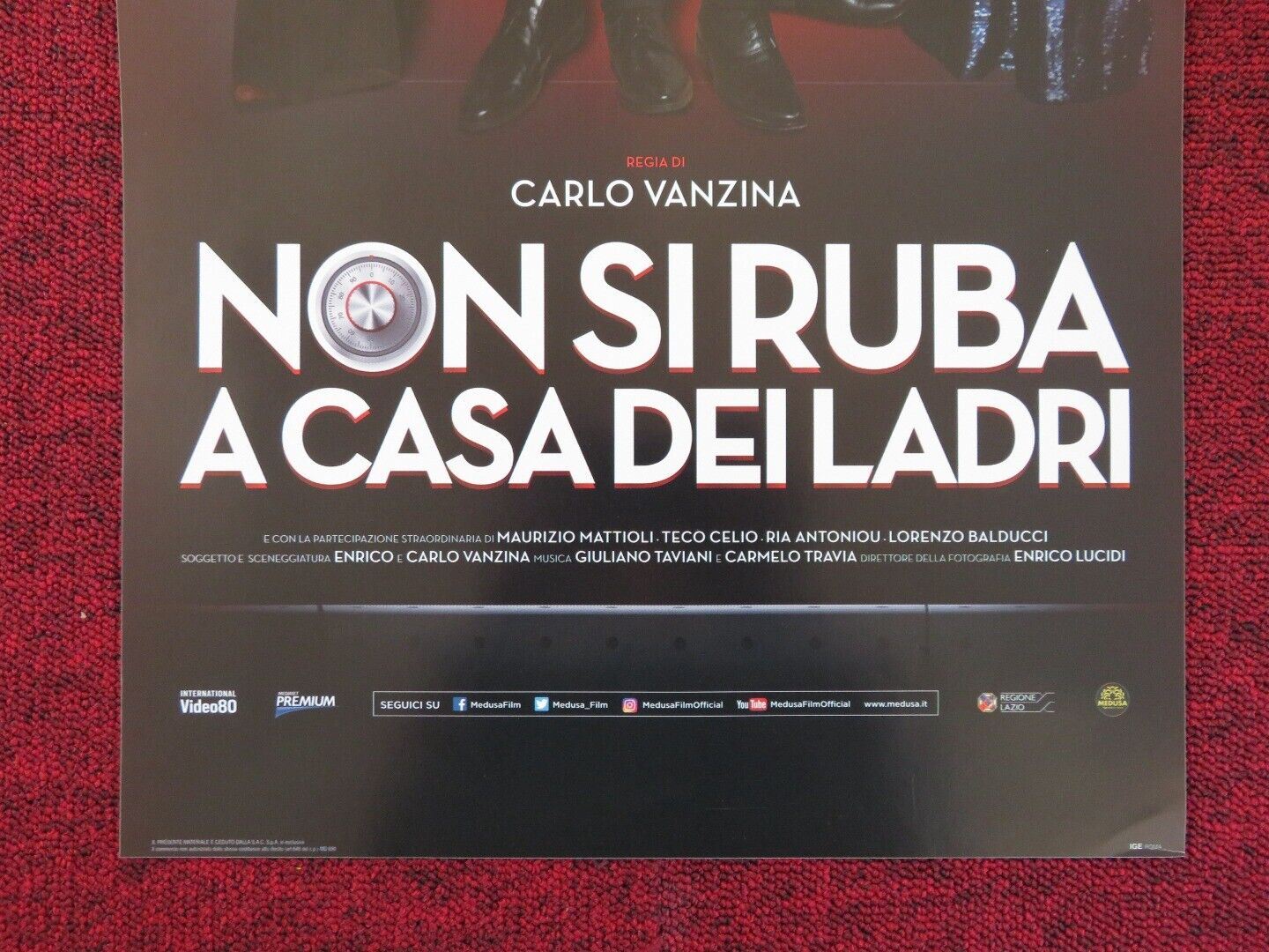 NON SI RUBA A CASA DEI LADRI ITALIAN LOCANDINA (26.5"x12.5") POSTER 2016 Rendezvous Cinema Movie posters