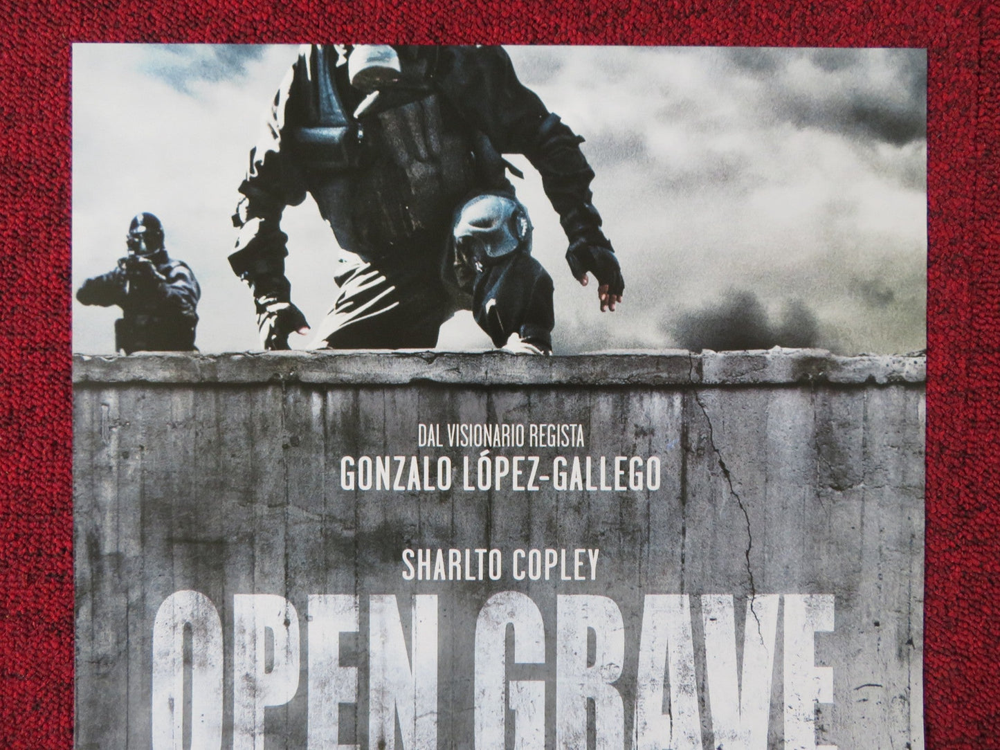 OPEN GRAVE ITALIAN LOCANDINA POSTER SHARLTO COPLEY THOMAS KRETSCHMANN 2013 Rendezvous Cinema Movie posters