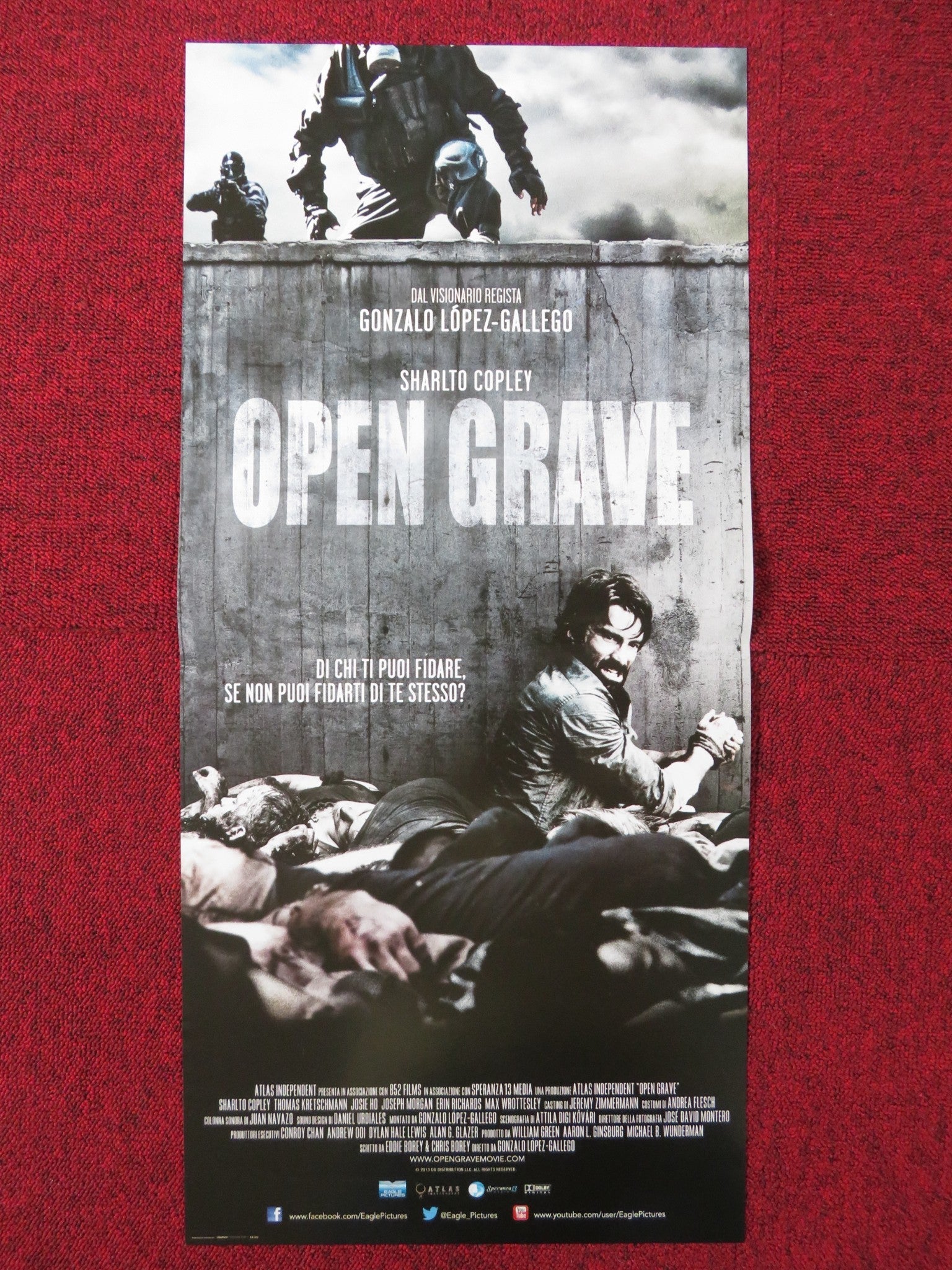 OPEN GRAVE ITALIAN LOCANDINA POSTER SHARLTO COPLEY THOMAS KRETSCHMANN 2013 Rendezvous Cinema Movie posters