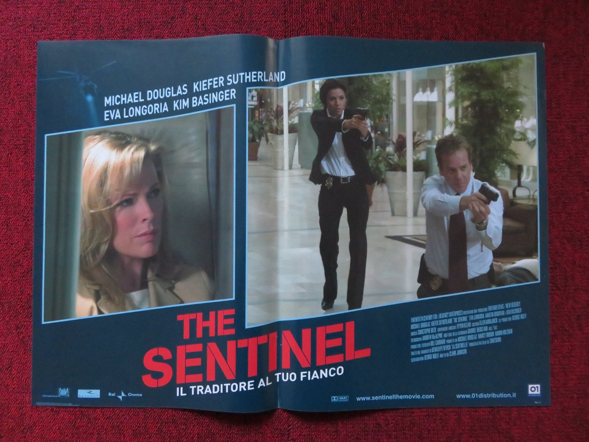 THE SENTINEL - C ITALIAN FOTOBUSTA POSTER MICHAEL DOUGLAS KIEFER SUTHERLAND 2006 Rendezvous Cinema Movie posters