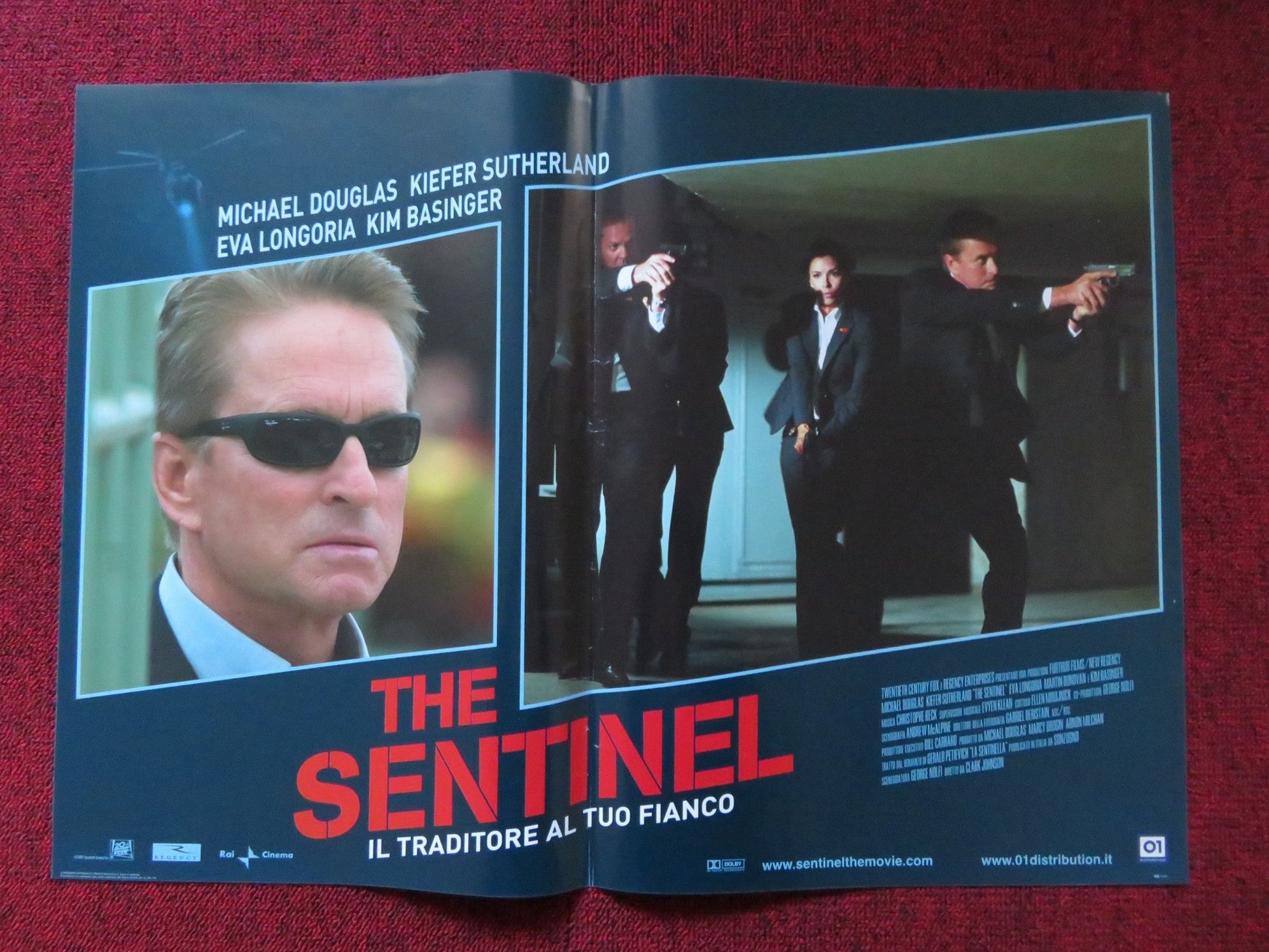 THE SENTINEL - D ITALIAN FOTOBUSTA POSTER MICHAEL DOUGLAS KIEFER SUTHERLAND 2006 Rendezvous Cinema Movie posters