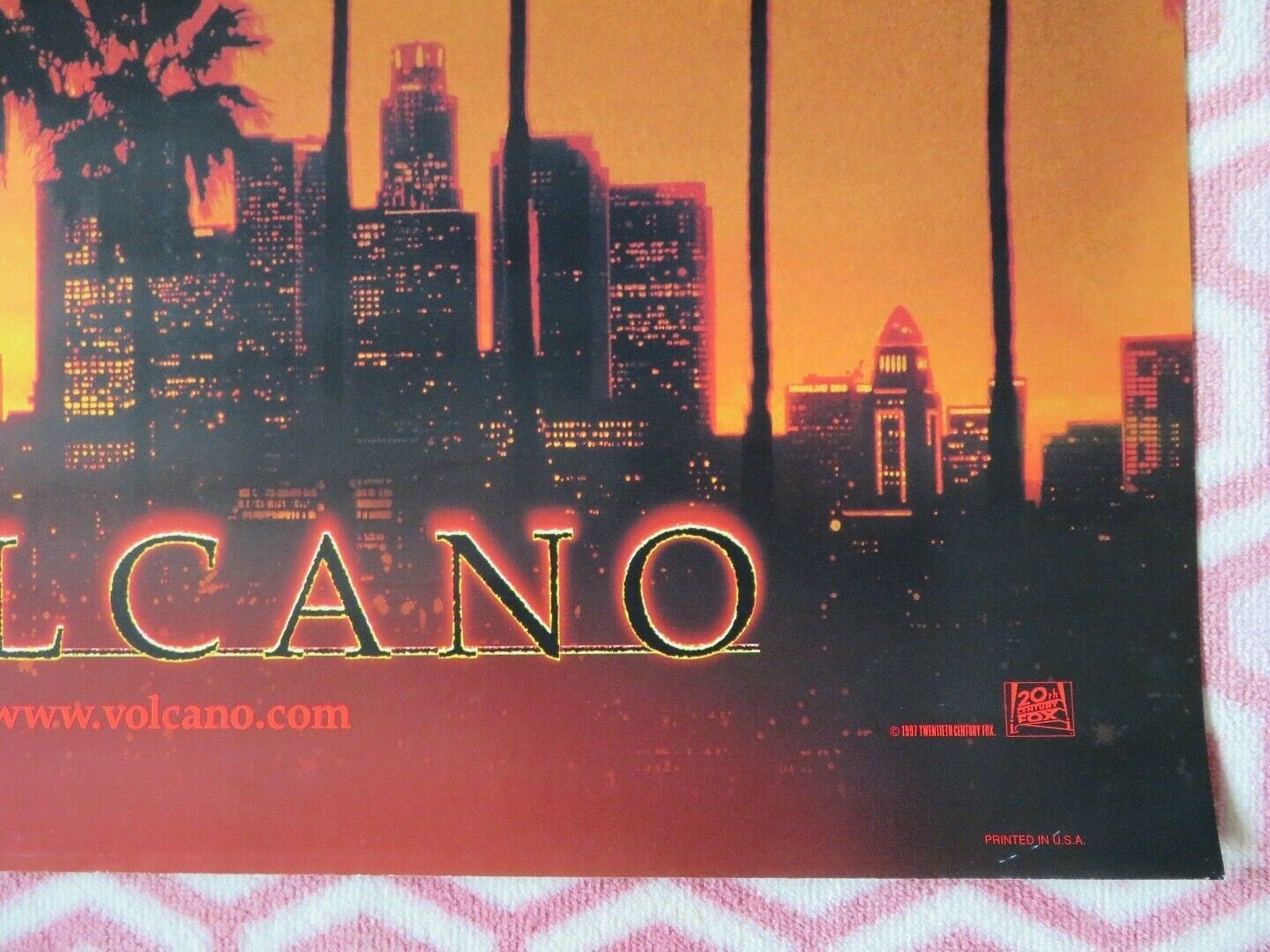 VOLCANO US ONE SHEET ROLLED POSTER VERSION A 1997 TOMMY LEE JONES Rendezvous Cinema Movie posters